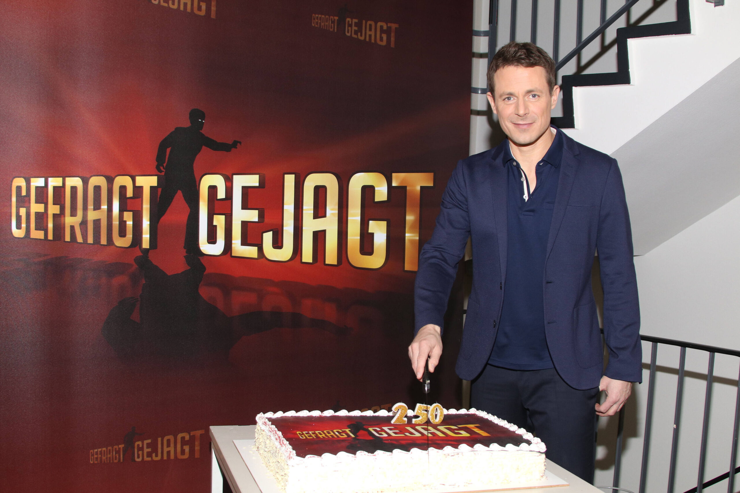 Moderator Alexander Bommes bei „Gefragt – Gejagt“ im Studio Hamburg