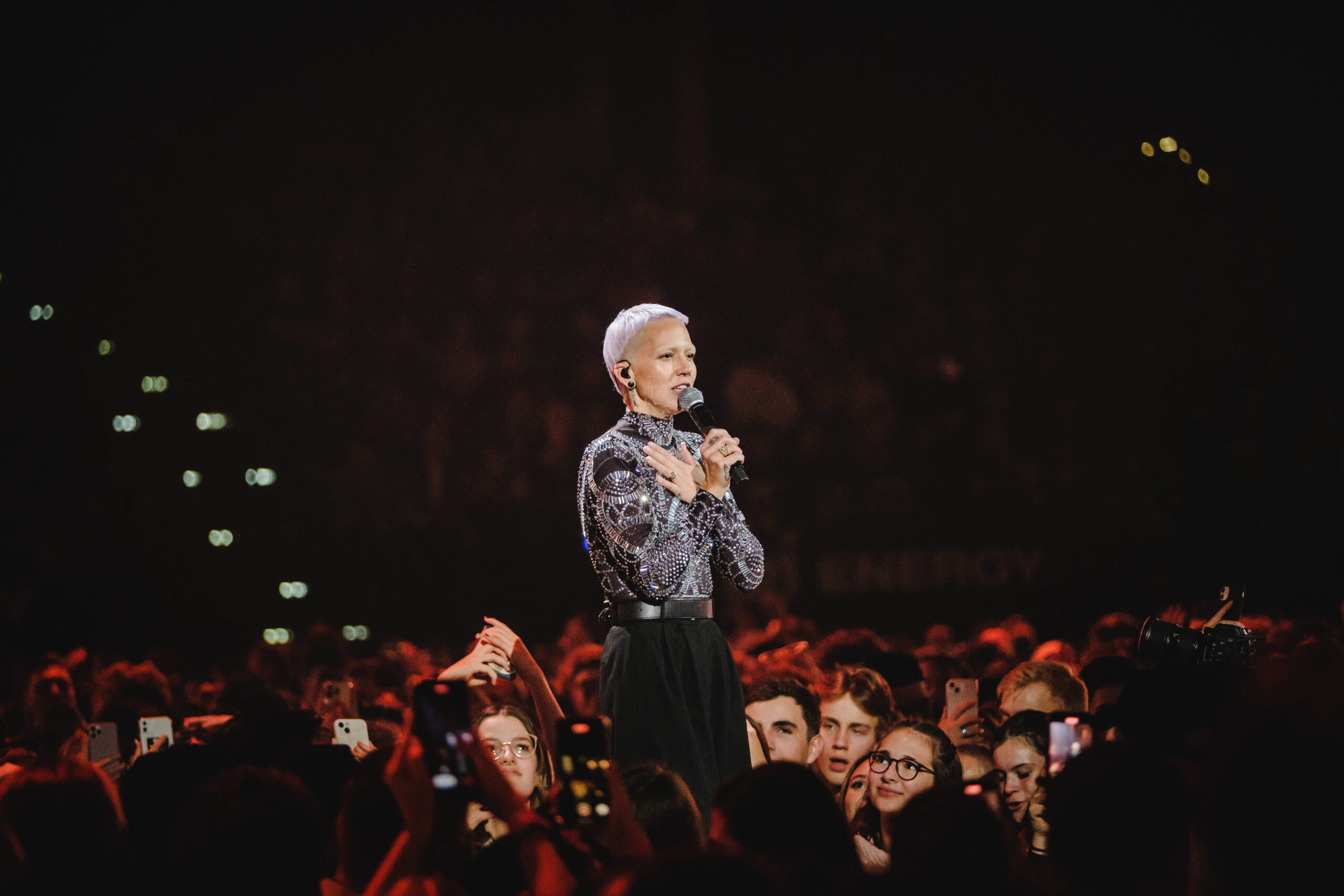 Stefanie Heinzmann performt live auf der Bühne bei einem Konzert
