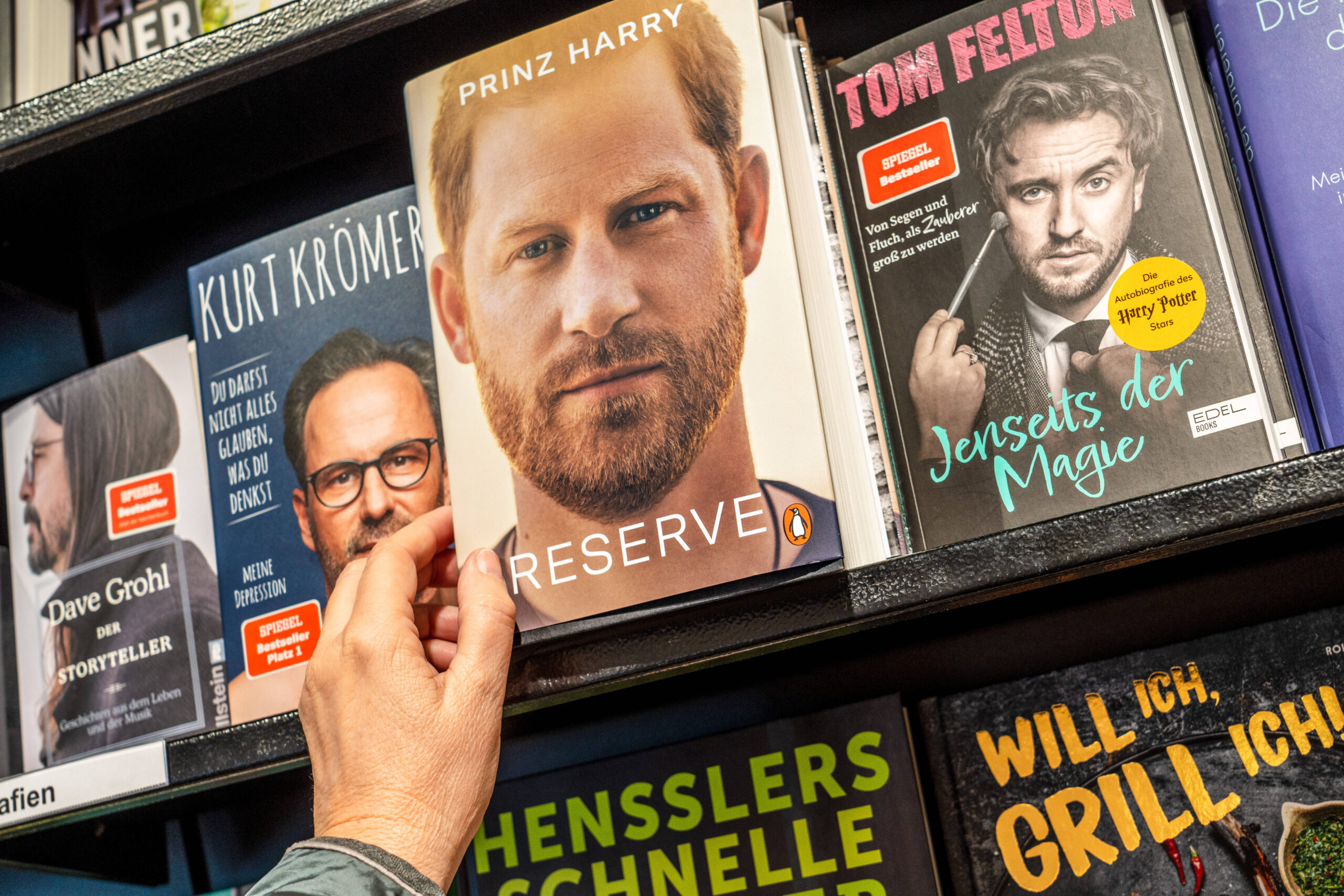 Prinz Harrys Buch Reserve im Regal einer Buchhandlung