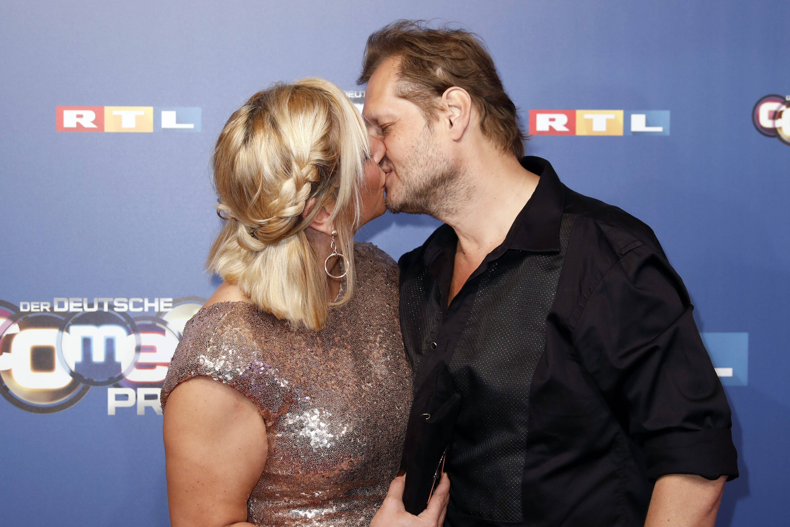 Jens und Daniela Büchner posieren gemeinsam bei einer Veranstaltung