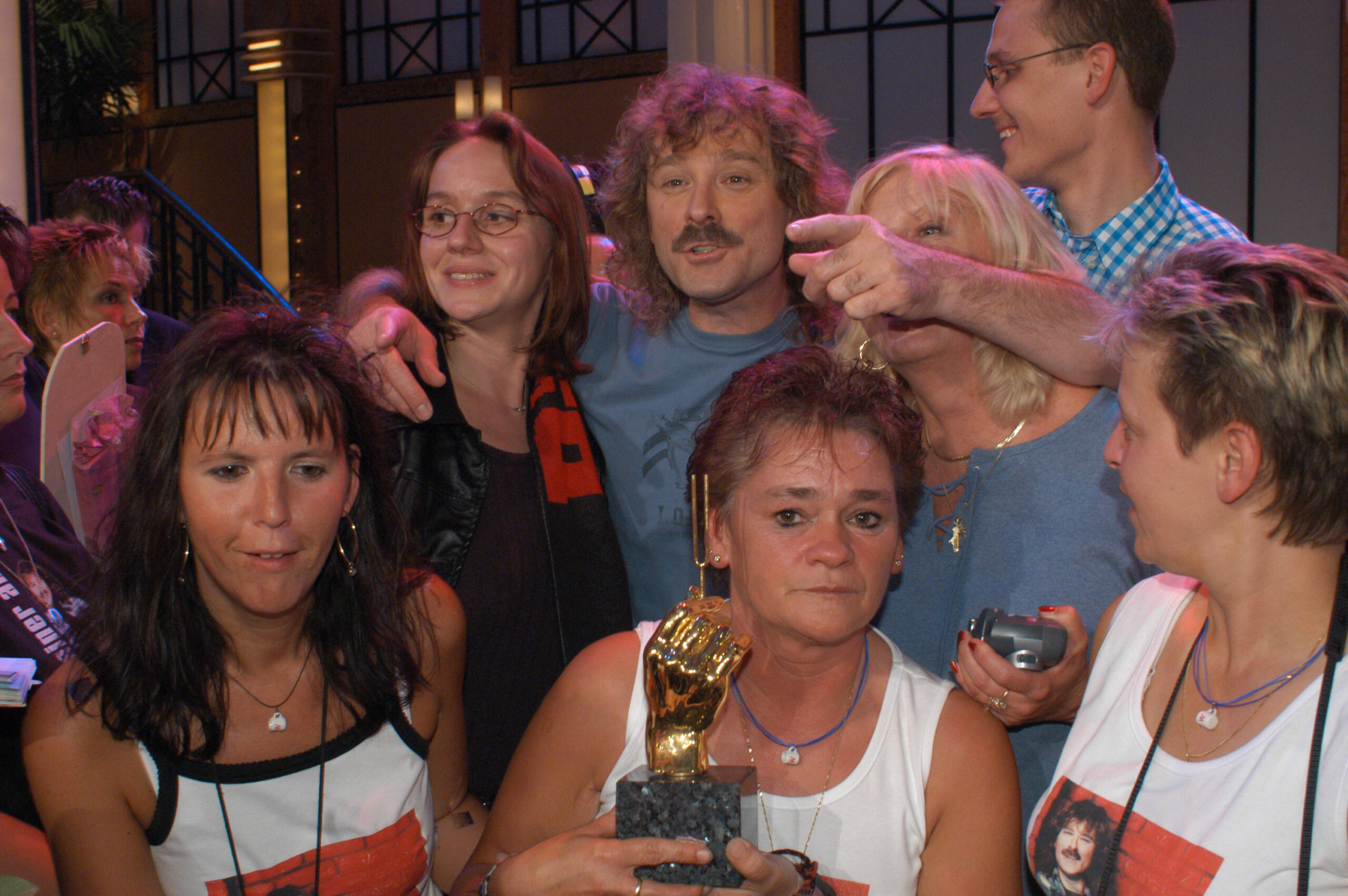 Wolfgang Petry posiert mit der Auszeichnung Goldene Stimmgabel.