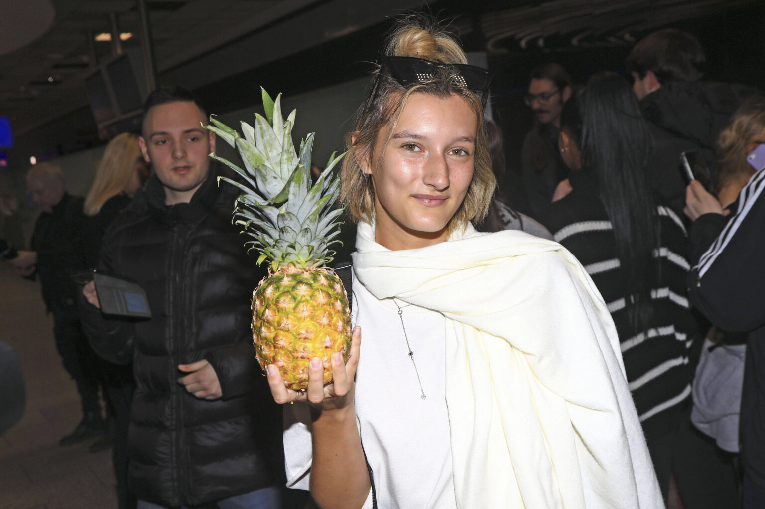 Anya Elsner bei der Rückkehr aus dem Dschungelcamp am Flughafen Frankfurt