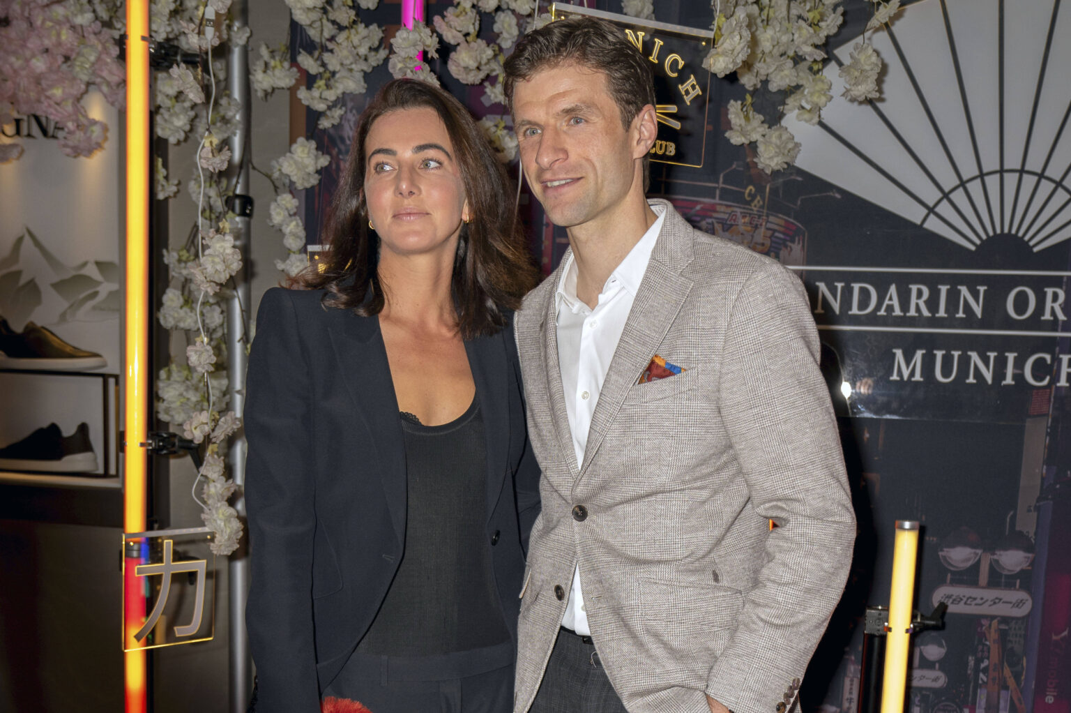 Thomas und Lisa Müller lächeln nebeneinander bei einer Veranstaltung