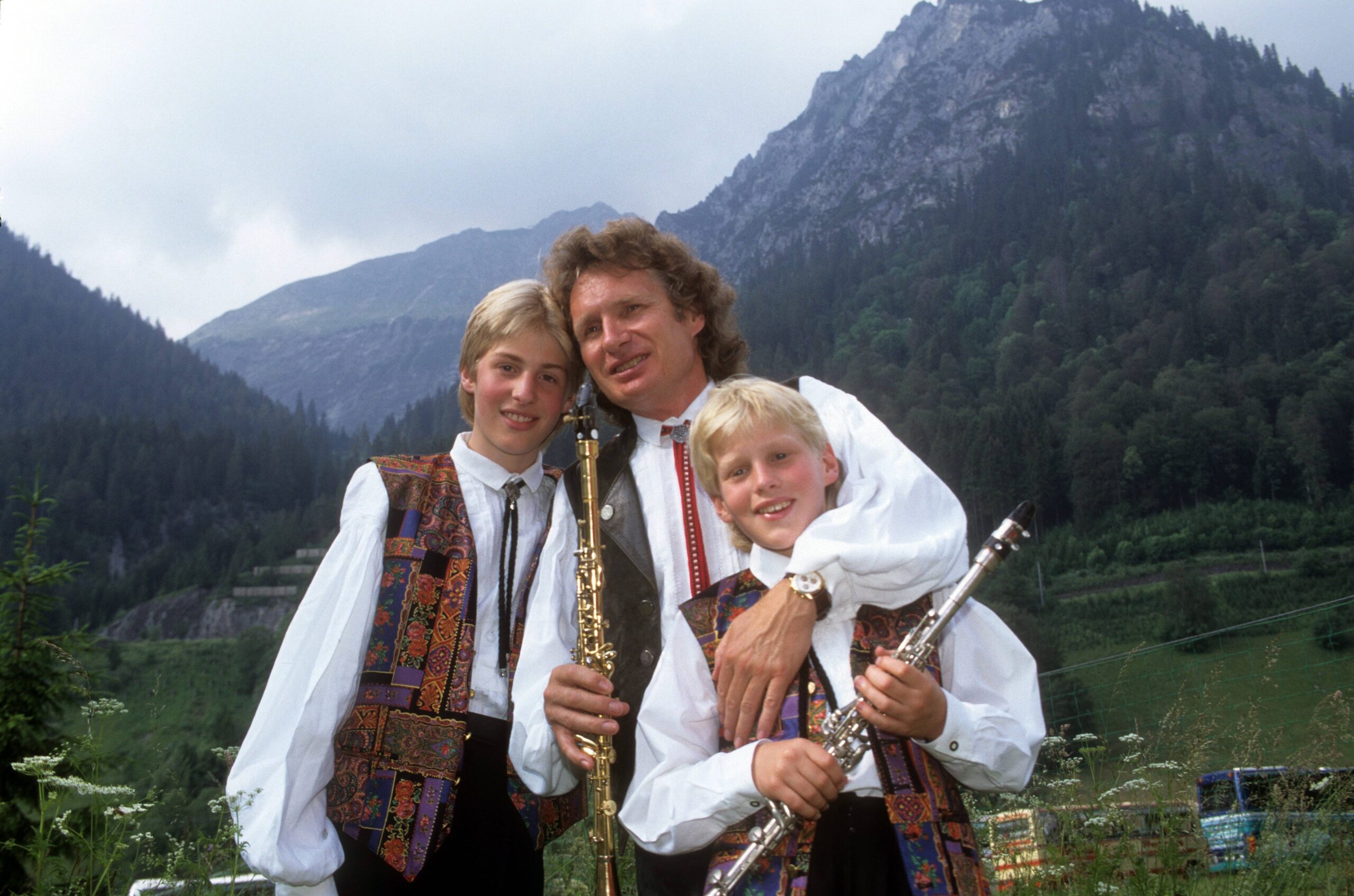 Maxi Arland als Kind mit seinem Bruder Hansi und Vater Henry, 1995