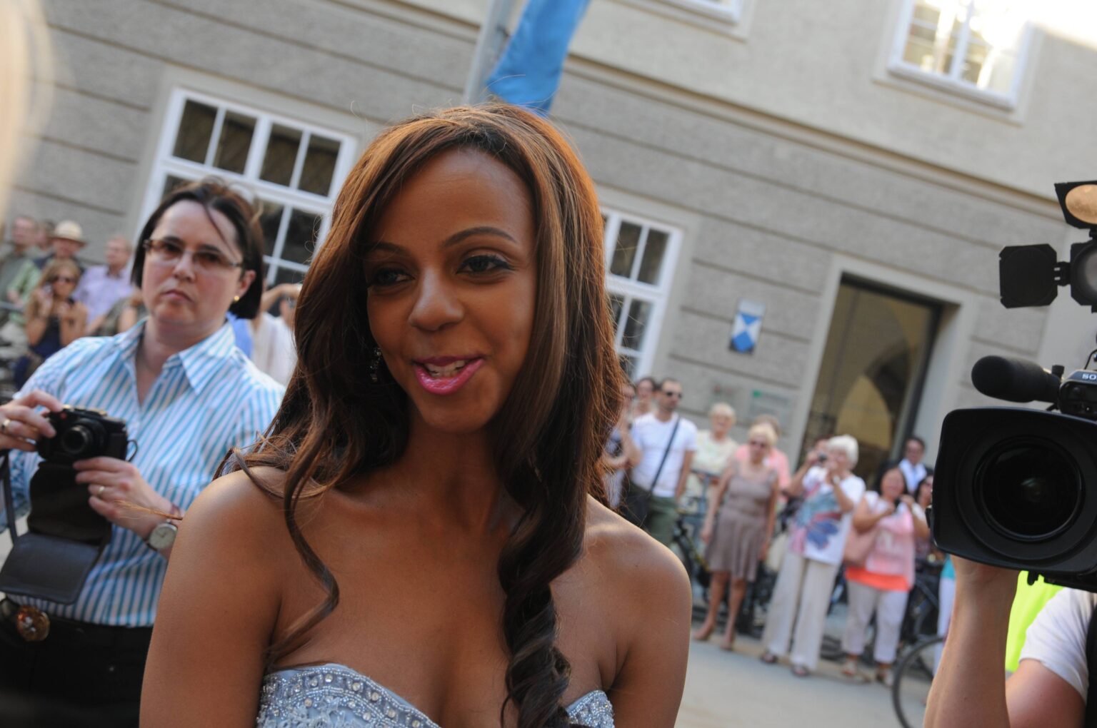 Bahati Venus, bekannt als Lugners Kolibri, bei einem Auftritt im Jahr 2013