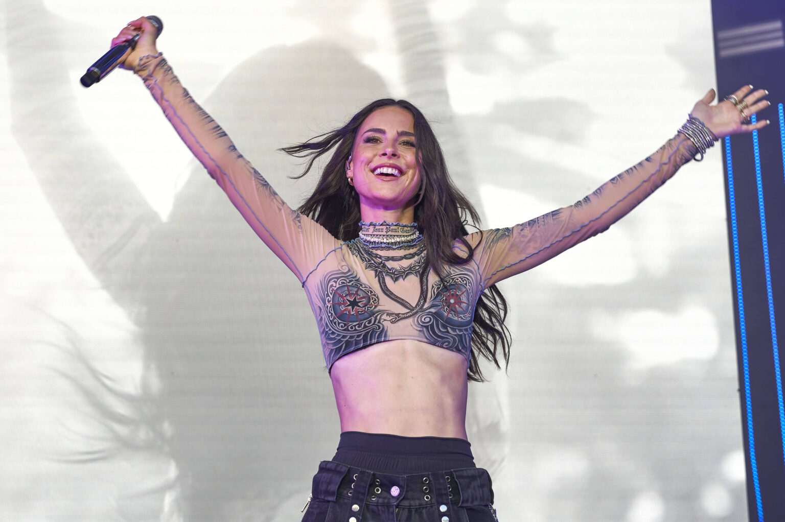 Lena Meyer-Landrut lächelt bei einem Live-Auftritt auf der Bühne
