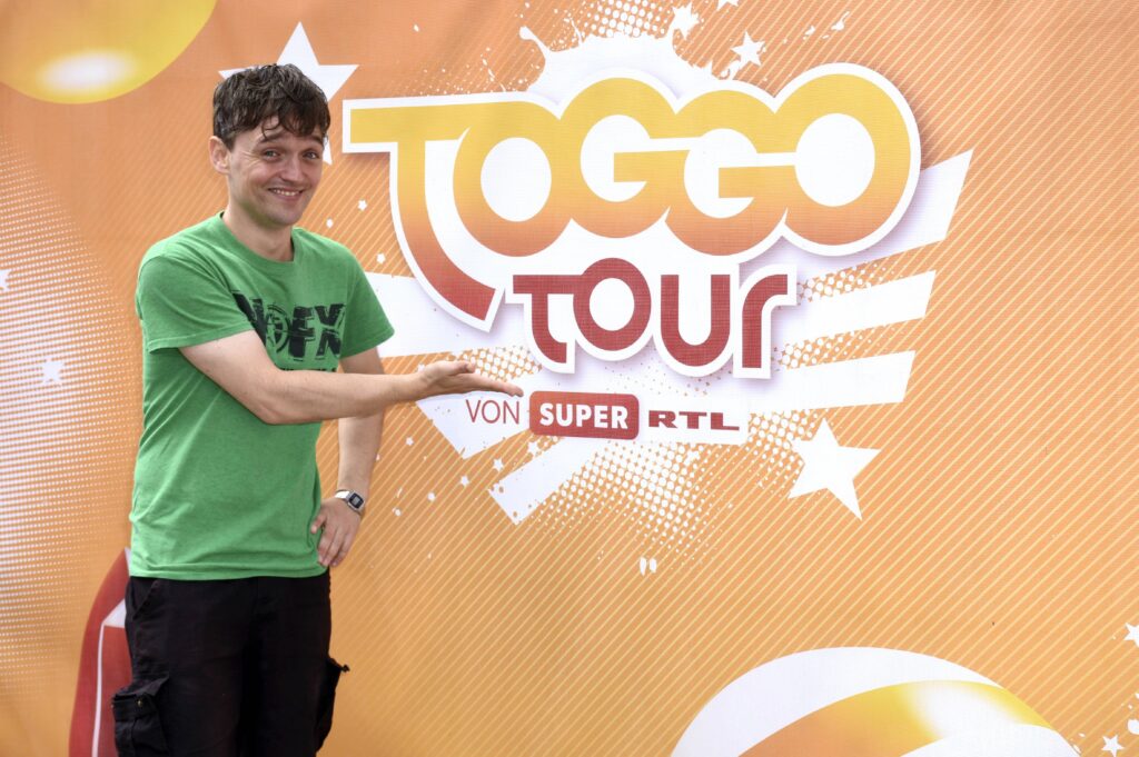 Paddy Kroetz moderiert bei der Toggo Tour vor Publikum