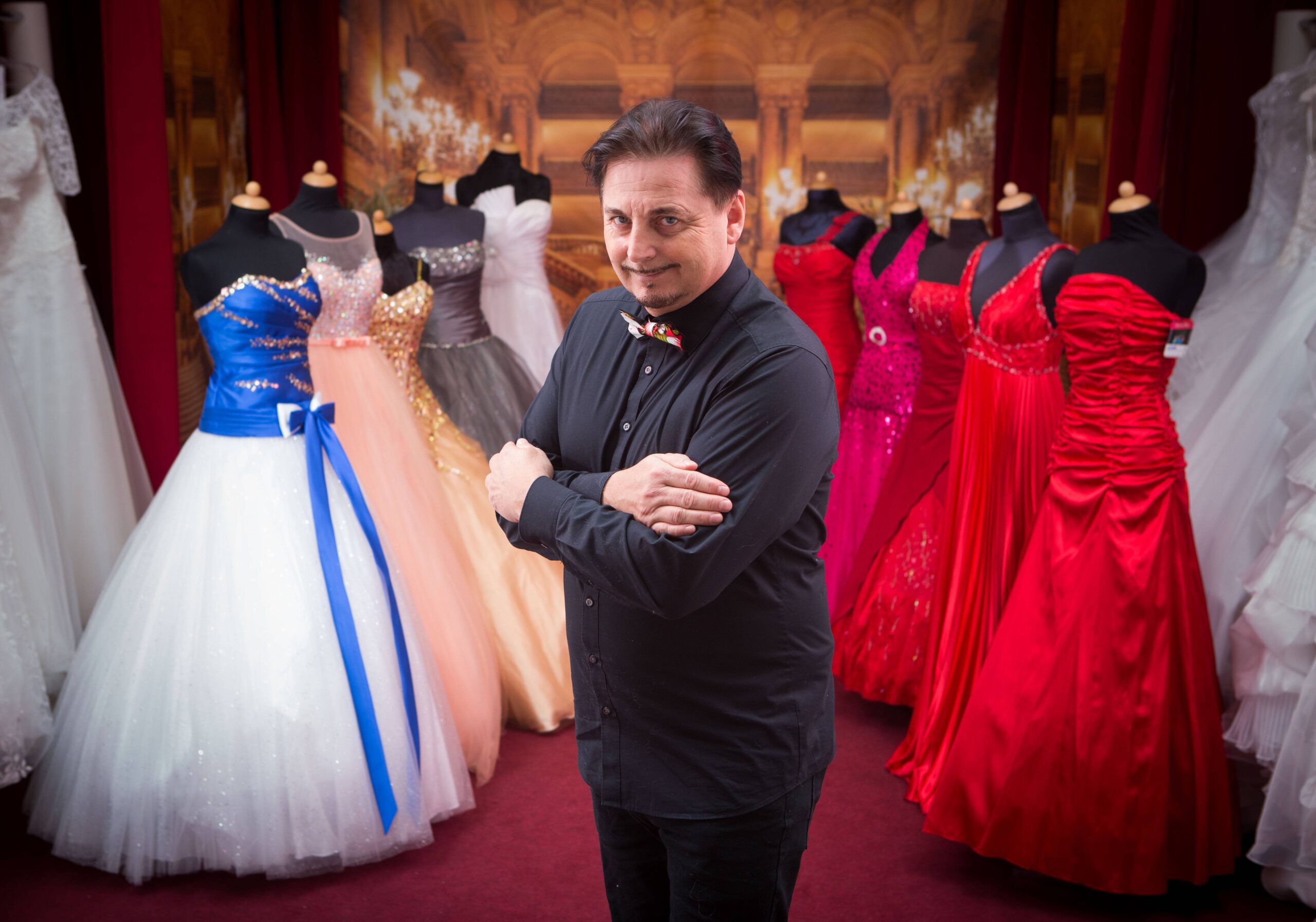 Uwe Herrmann mit Debütantinnenkleidern beim Rückblick auf den Semperopernball in Dresden