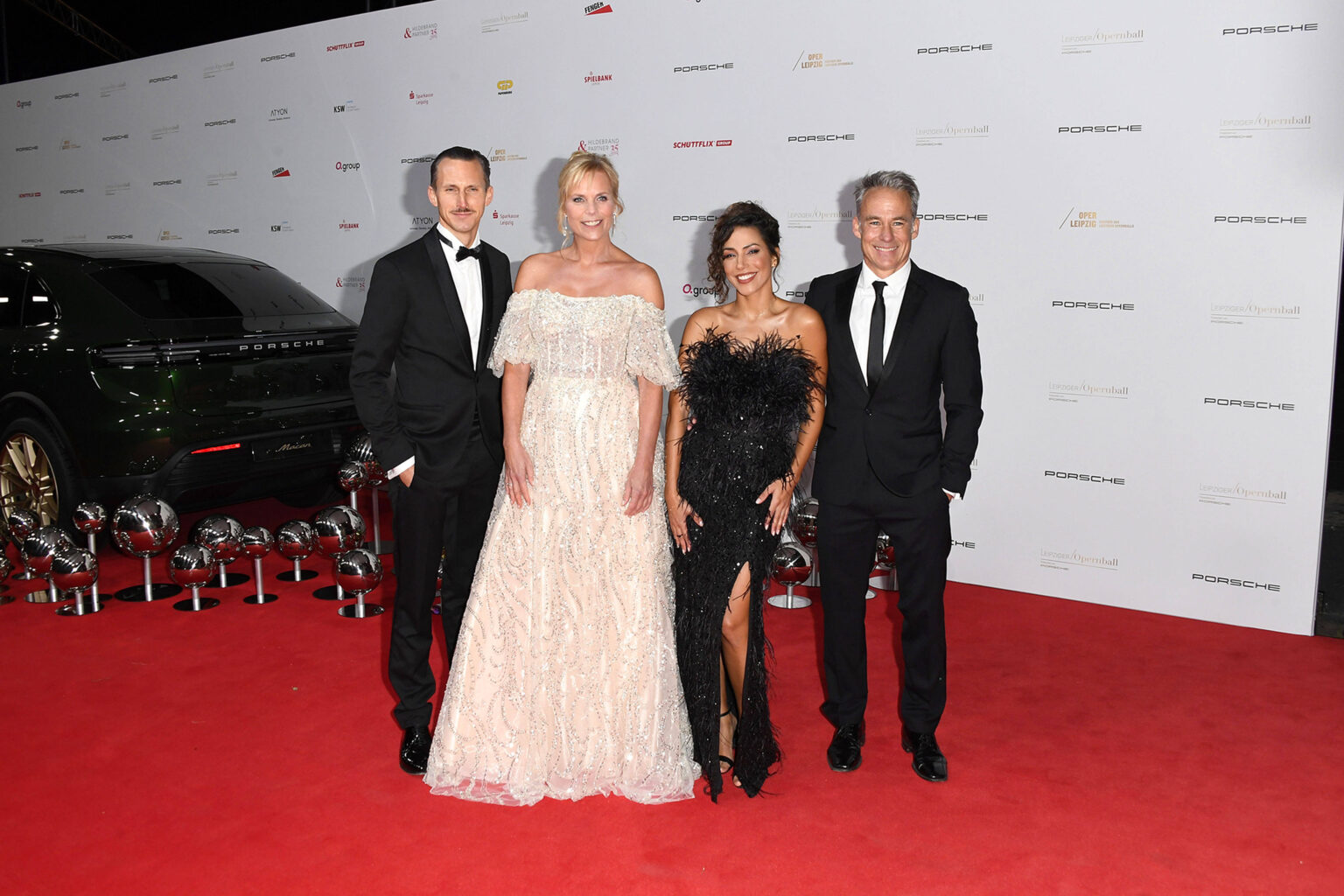 Johannes Hendrik Langer, Melanie Marschke, Amy Mußul und Marco Girnth vom SOKO-Leipzig-Team beim Opernball in Leipzig