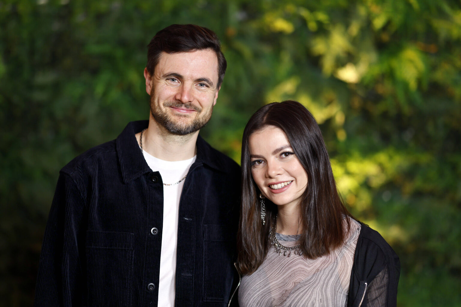 Phil Laude und Maria Clara Groppler lächeln nebeneinander bei einer Filmpremiere