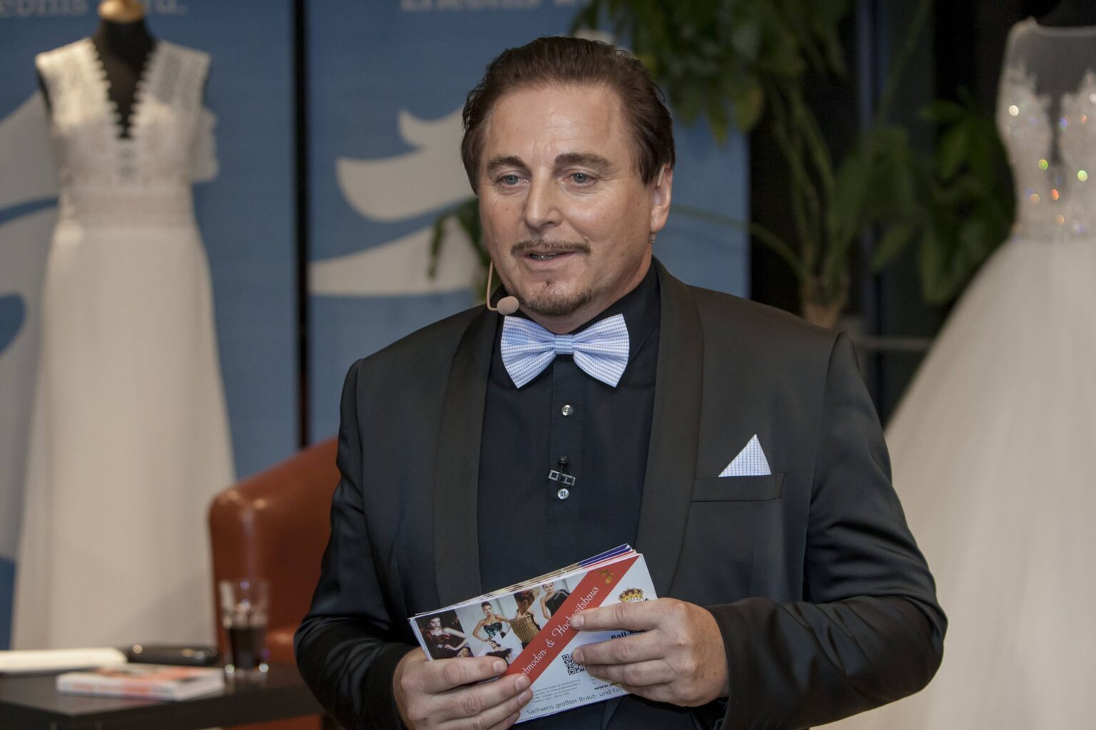 Modemacher Uwe Herrmann bei einer Buchpräsentation in Dresden