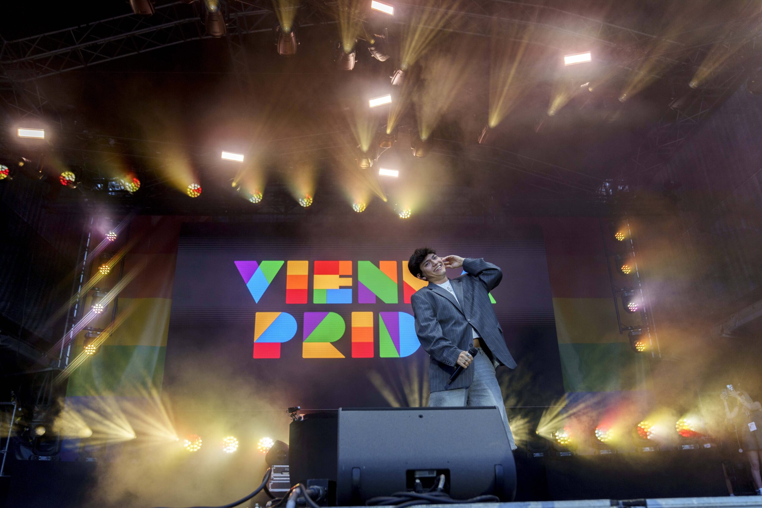 ESC-Sieger JJ performt seinen Siegersong Wasted Love beim Vienna Pride Umzug 2025