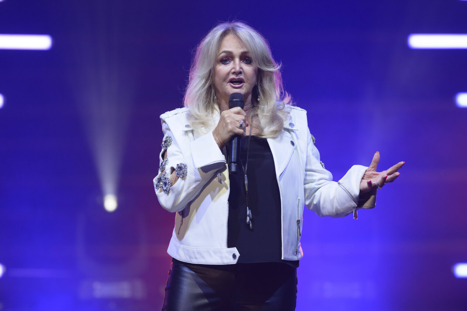 Bonnie Tyler bei einem Live-Auftritt im Circus Krone in München