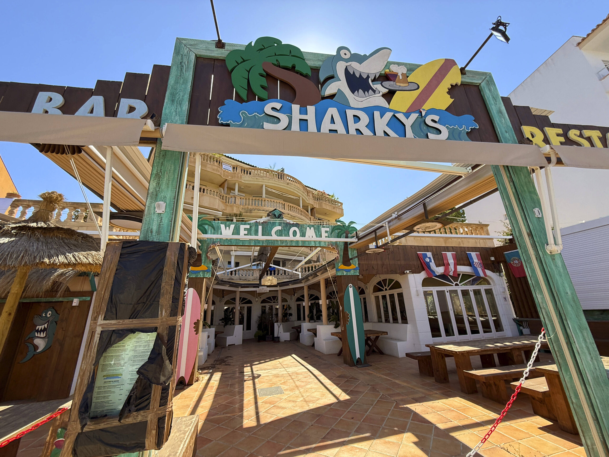 Eingang der Sportsbar Sharky's von Steff Jerkel in Cala Ratjada, Mallorca