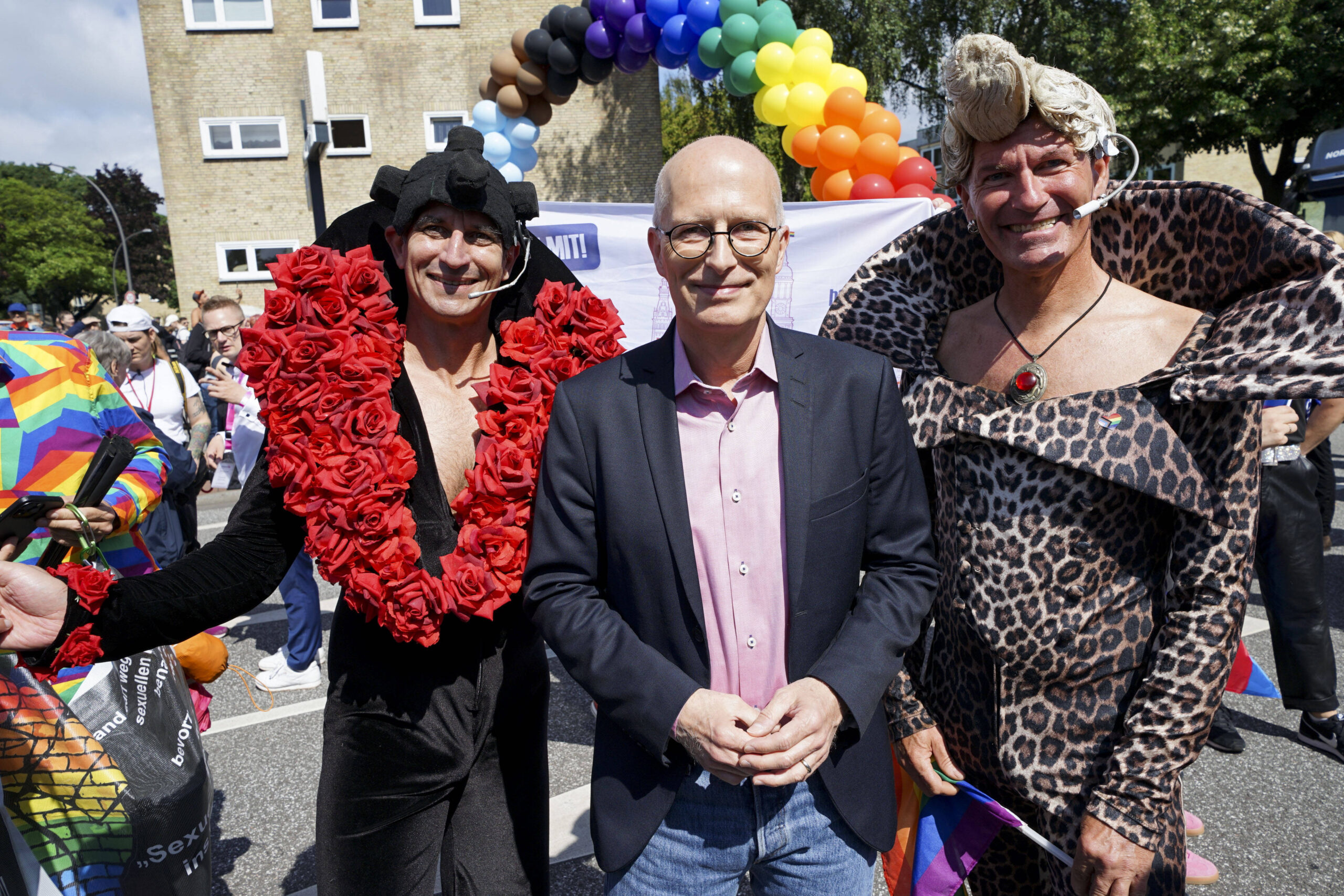 CSD Parade in Hamburg mit tausenden Teilnehmern
