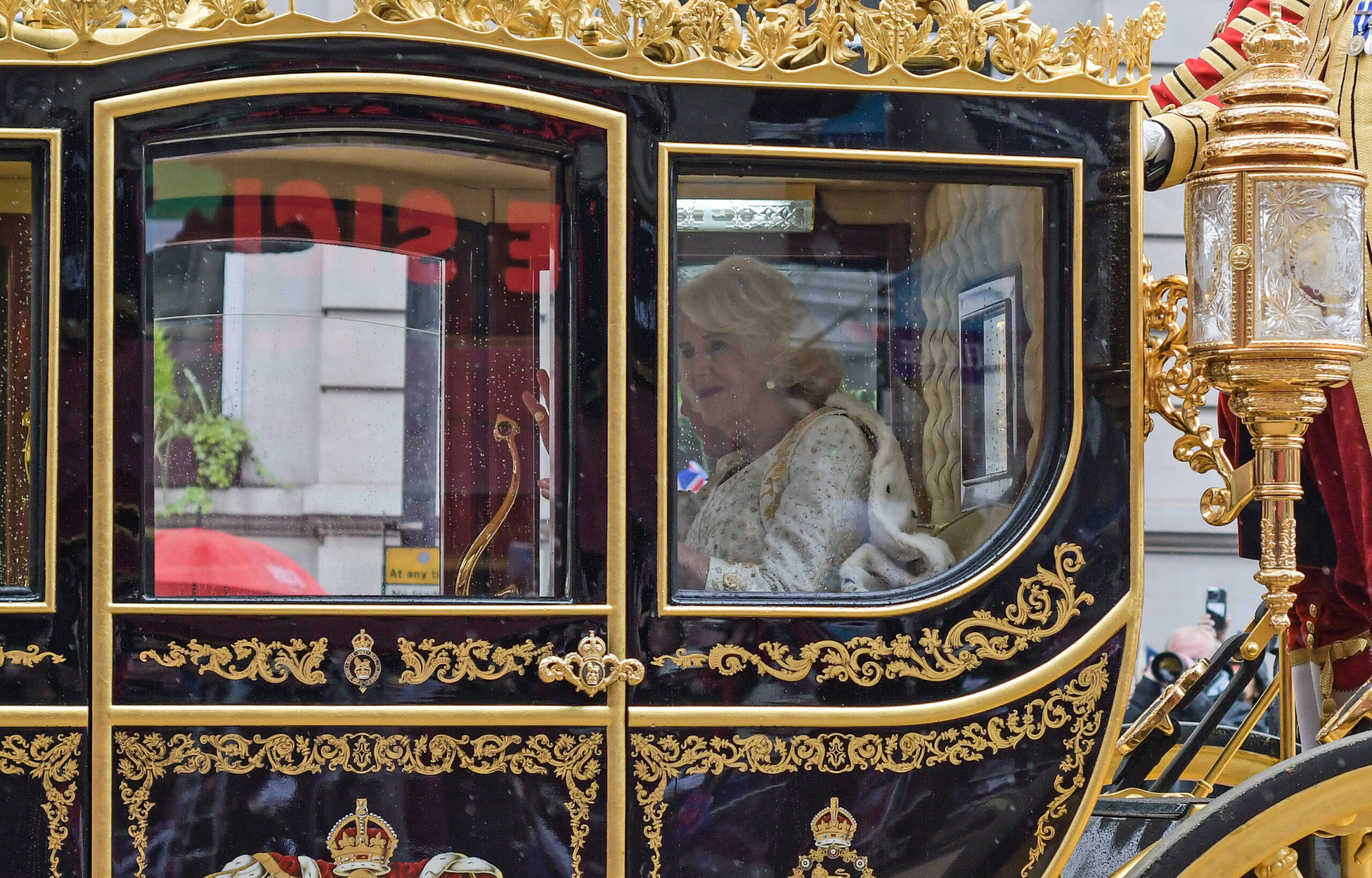 König Charles III. und Camilla auf dem Weg zur Krönungszeremonie in der Westminster Abbey