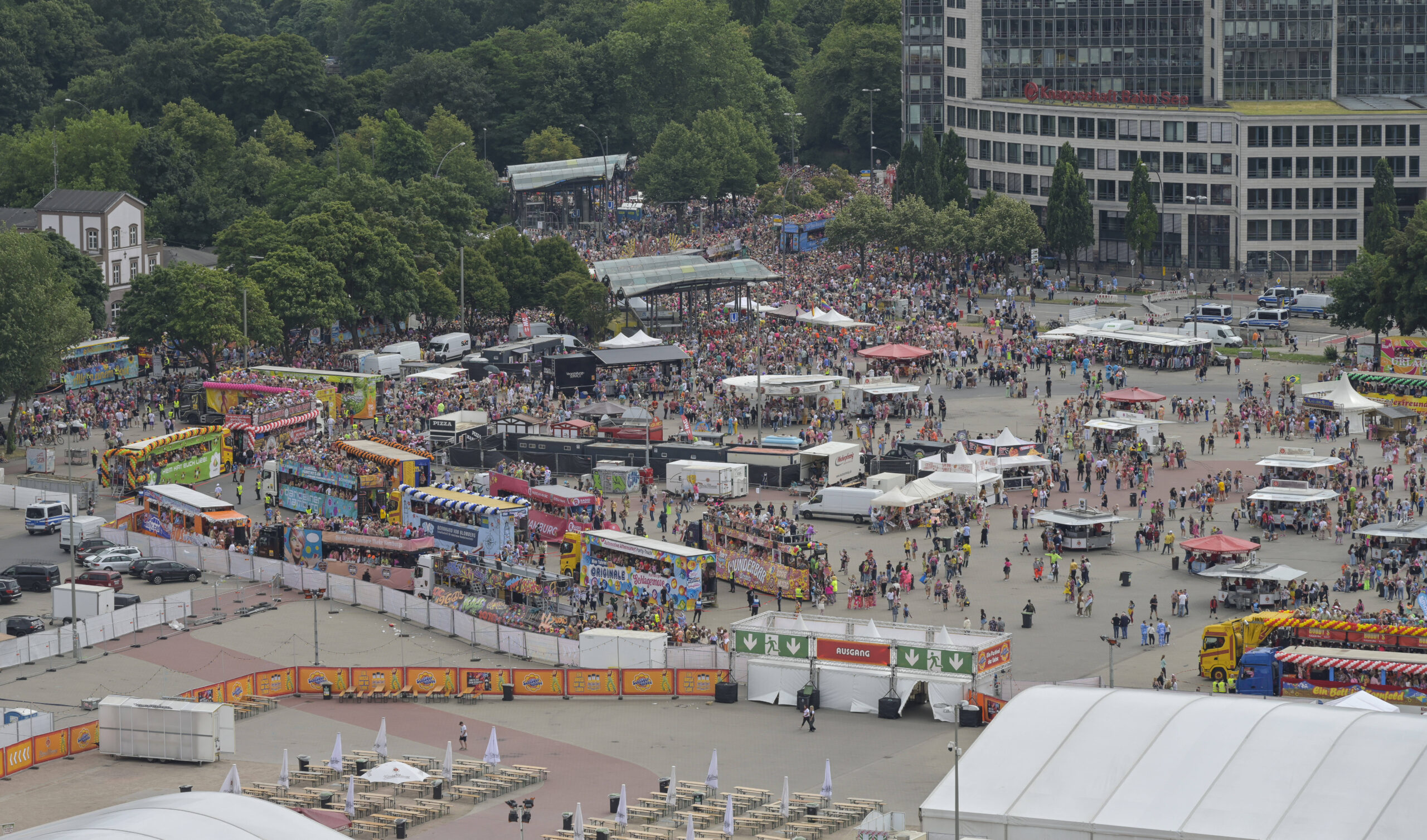Bunte Festwagen beim Schlagermove auf dem Heiligengeistfeld in Hamburg
