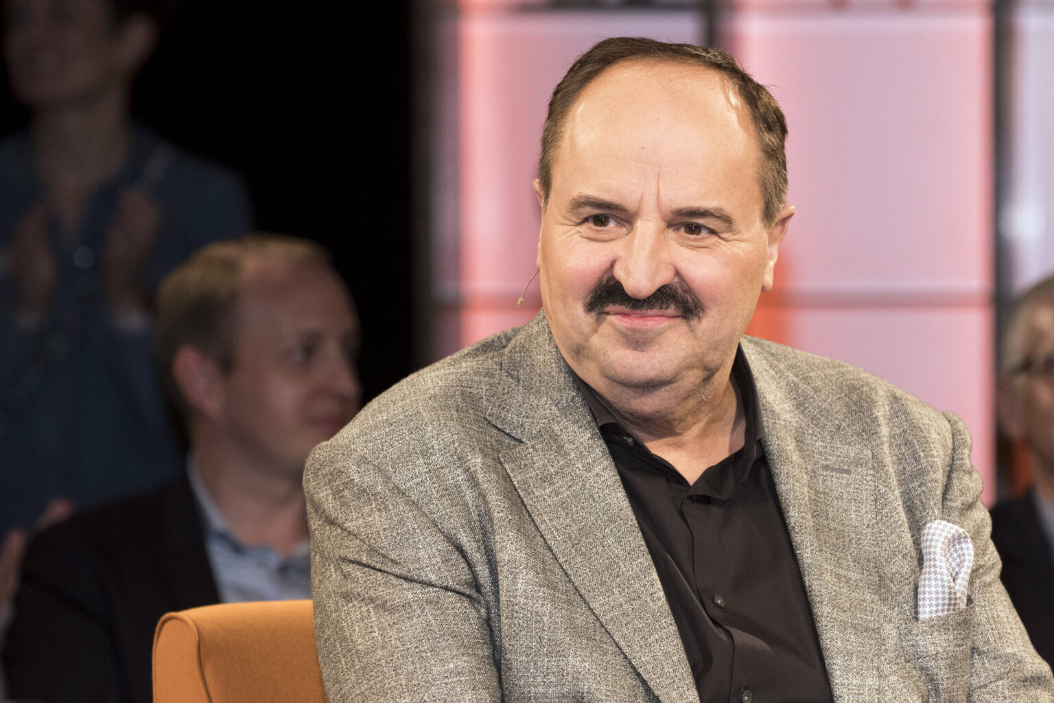 Johann Lafer bei einem TV-Interview im Studio
