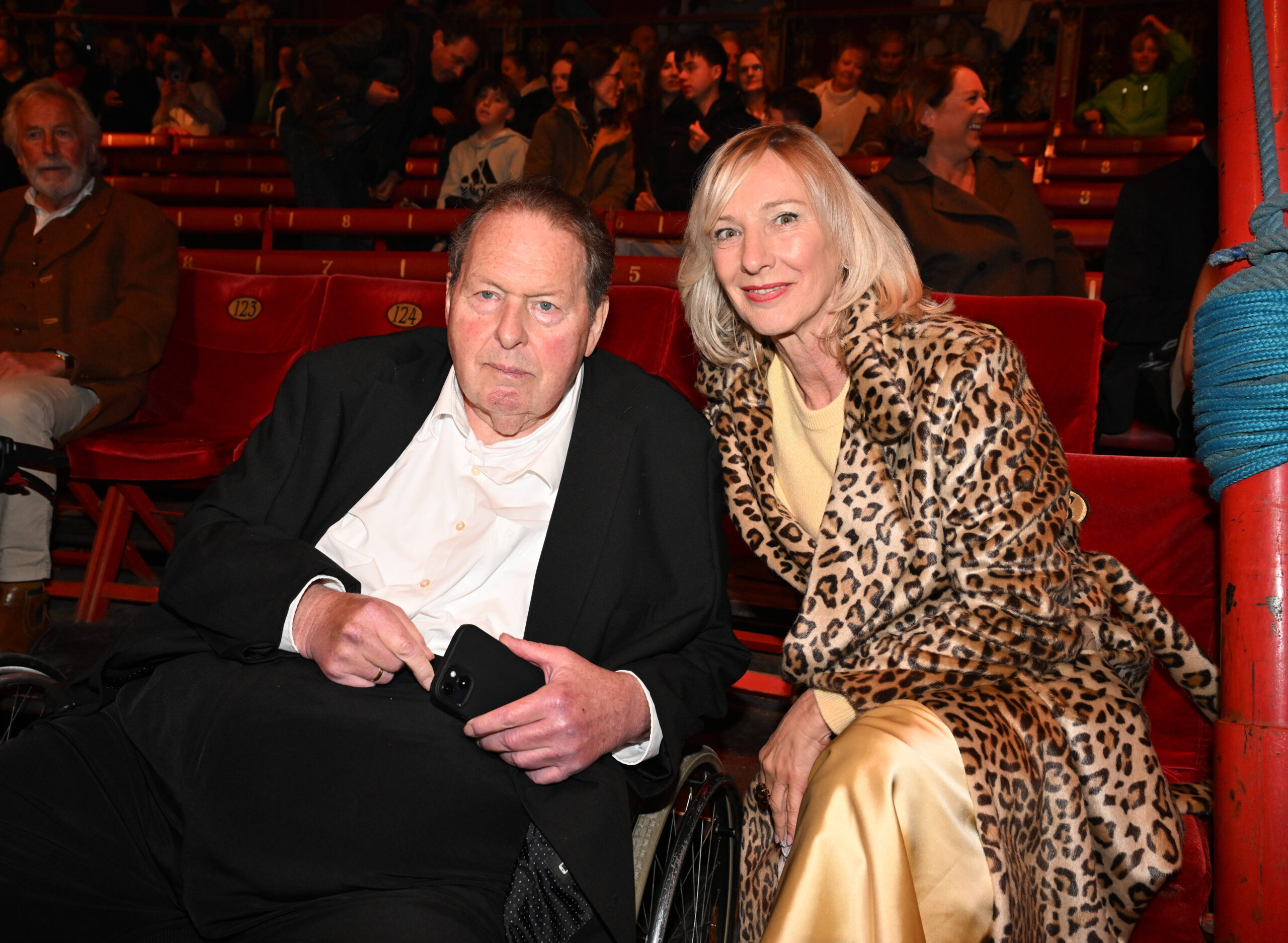 Ottfried Fischer und seine Frau Simone bei einer Premiere in München im Oktober 2025