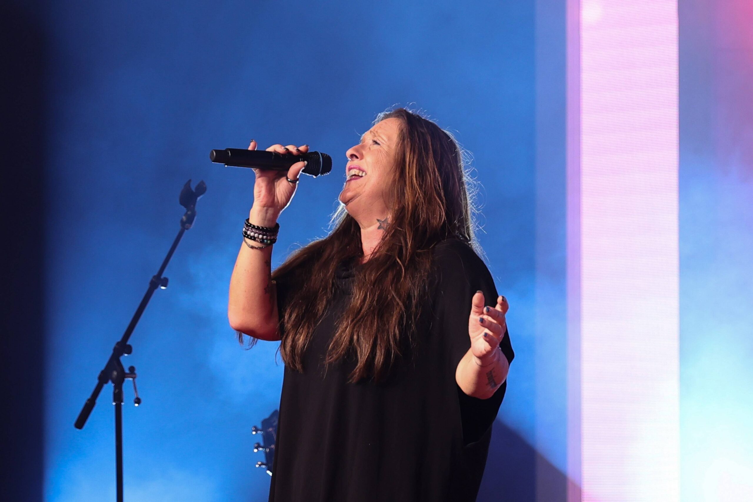 Daniela Alfinito auf der Bühne bei einem Konzert in Leonding