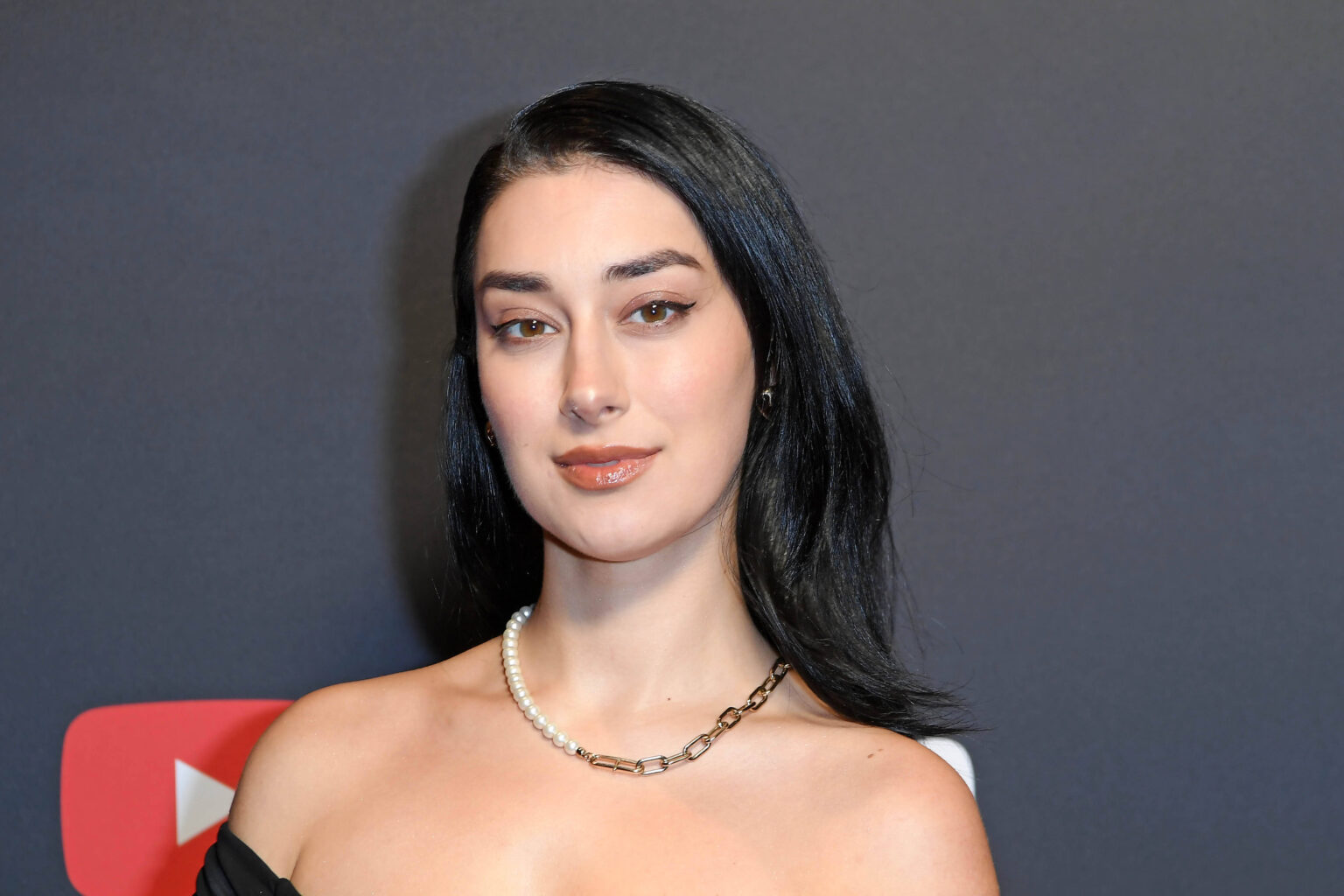 Sängerin Elif Demirezer bei einem Red-Carpet-Auftritt in Berlin