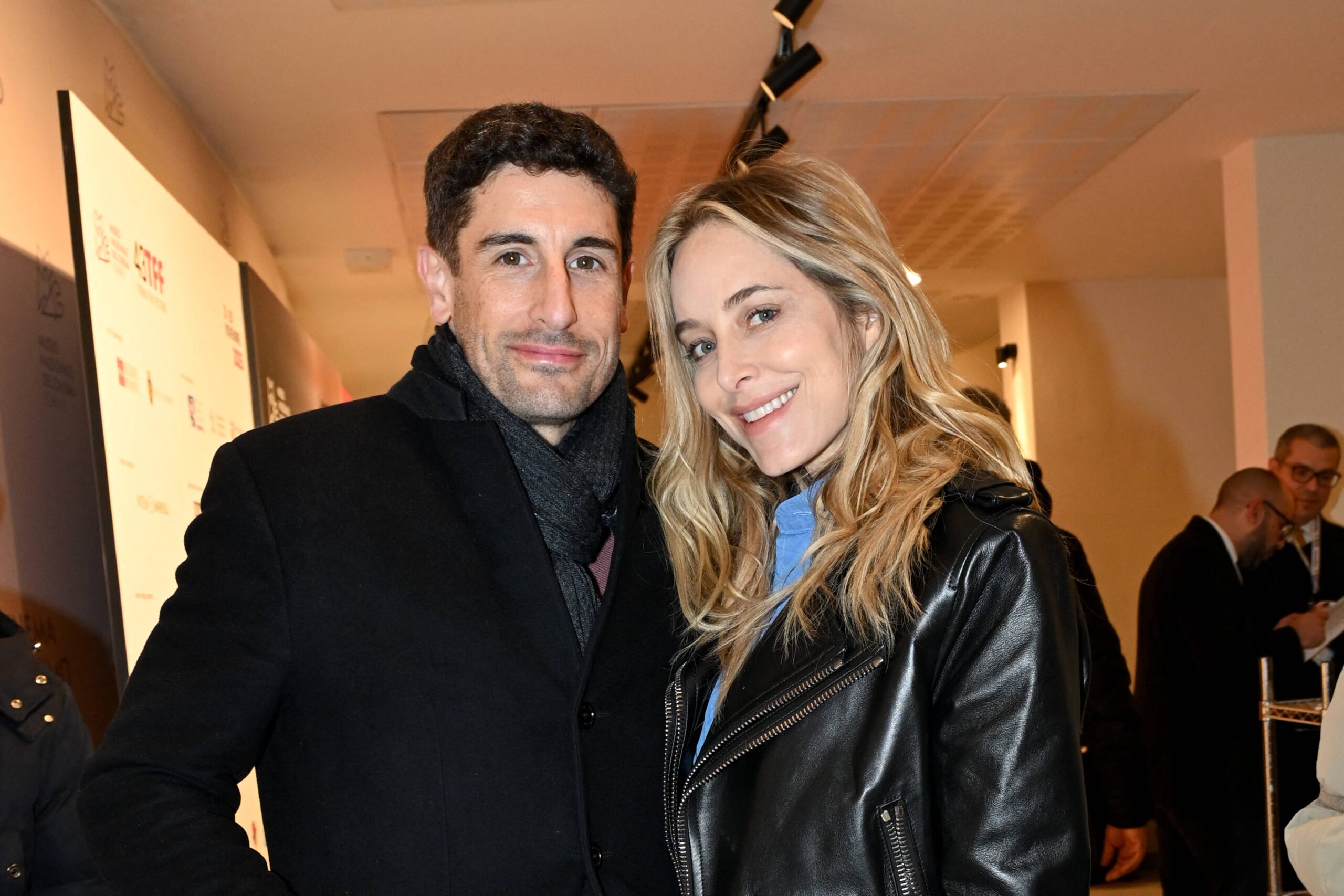 Jason Biggs und Jenny Mollen lächeln gemeinsam auf einem roten Teppich