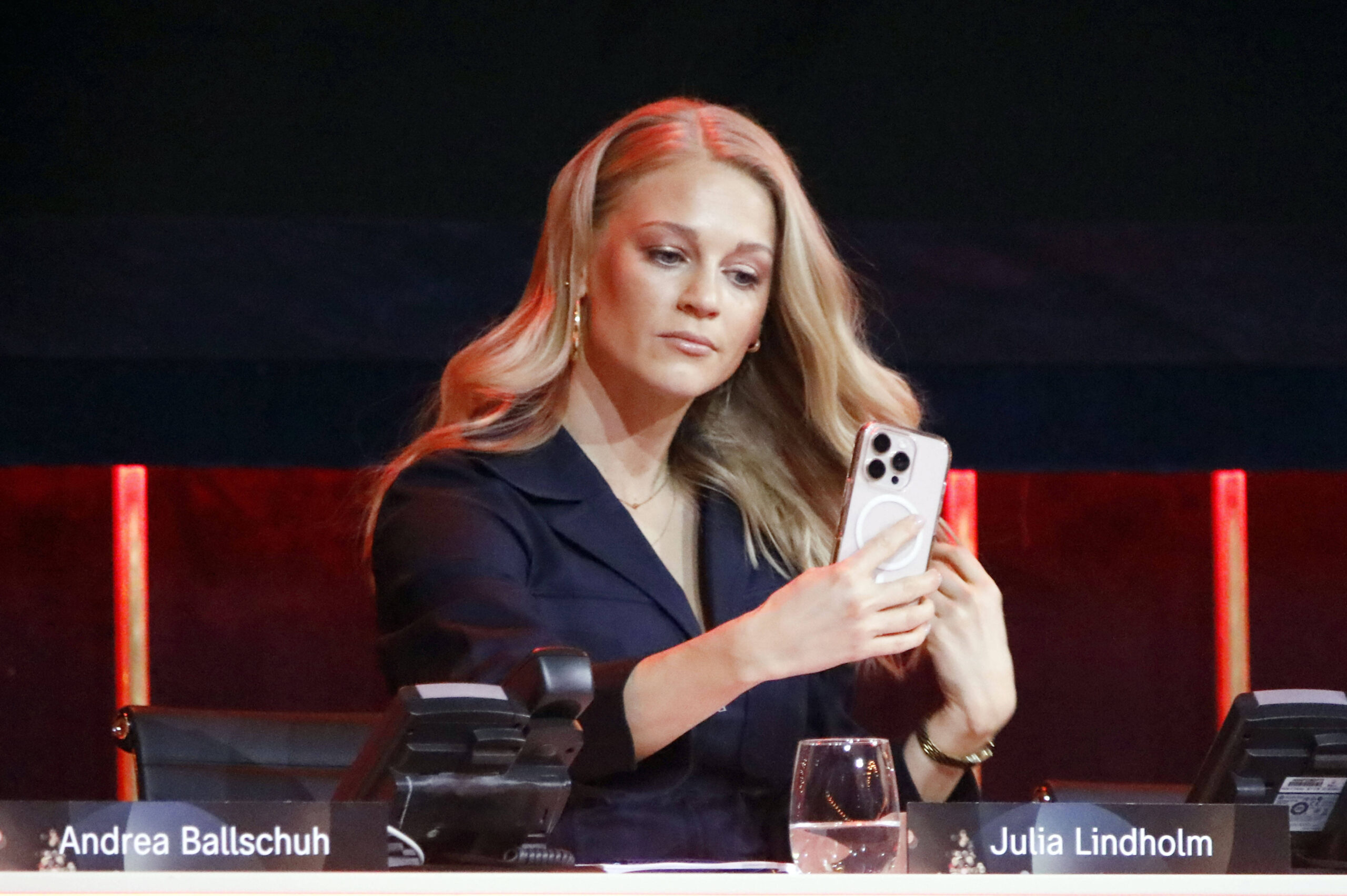 Julia Lindholm bei einem TV-Auftritt