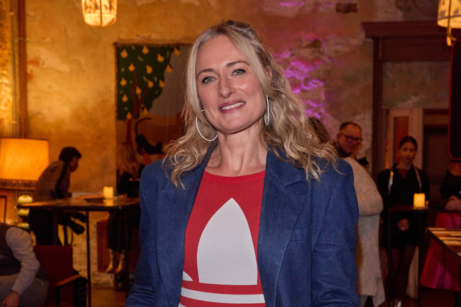 Eva Mona Rodekirchen bei einem öffentlichen Auftritt in Berlin