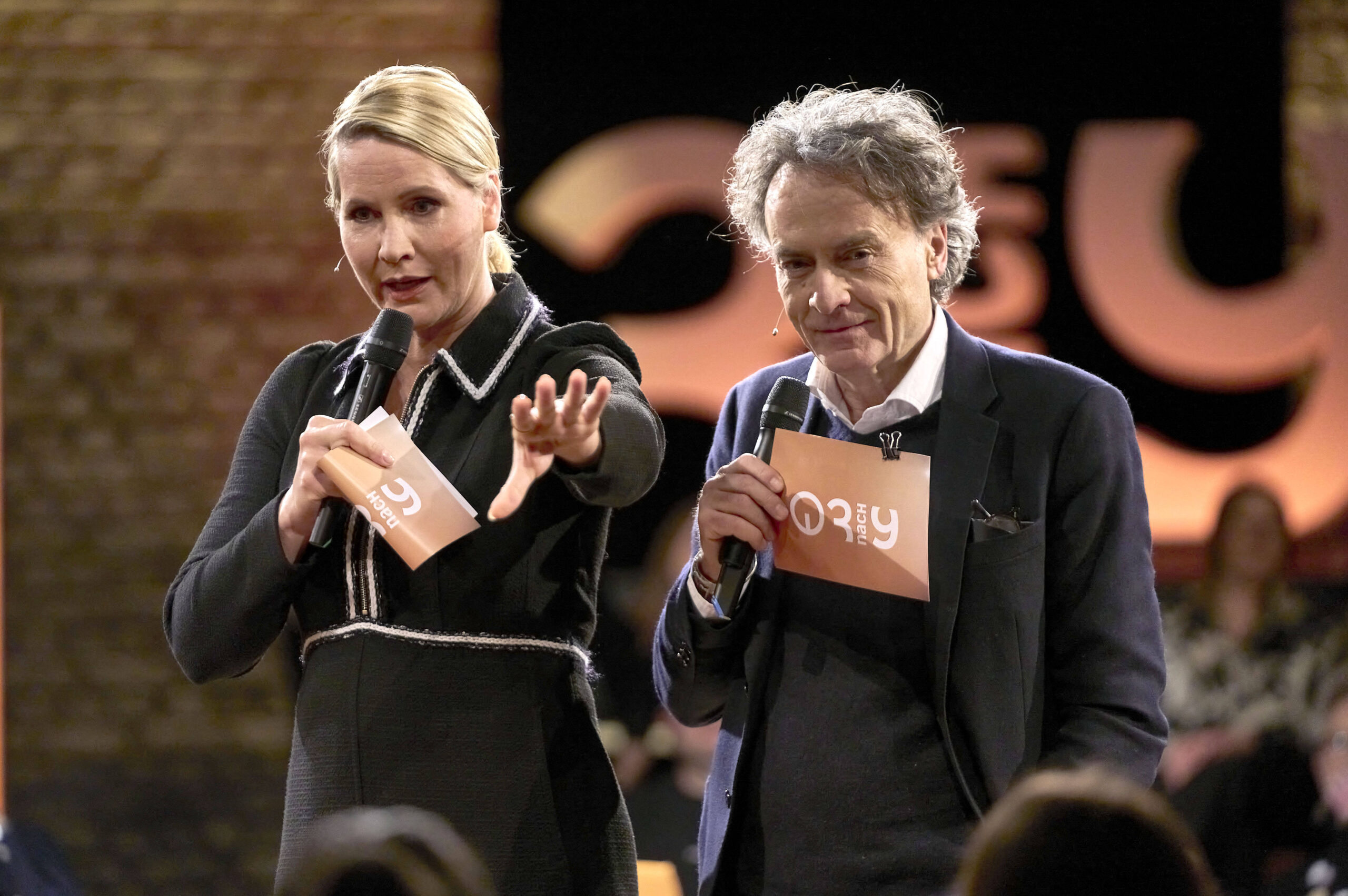 Judith Rakers und Giovanni di Lorenzo moderieren die Talkshow 3nach9