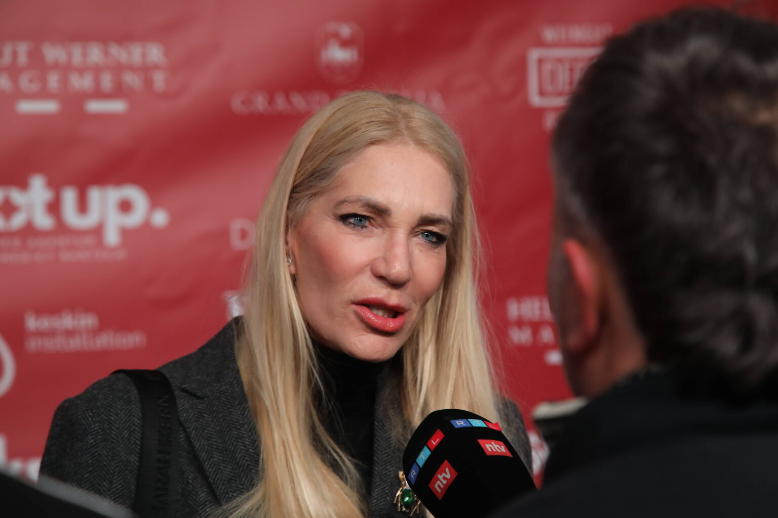 Sarah Kern lächelt bei einem TV-Termin in Kitzbühel