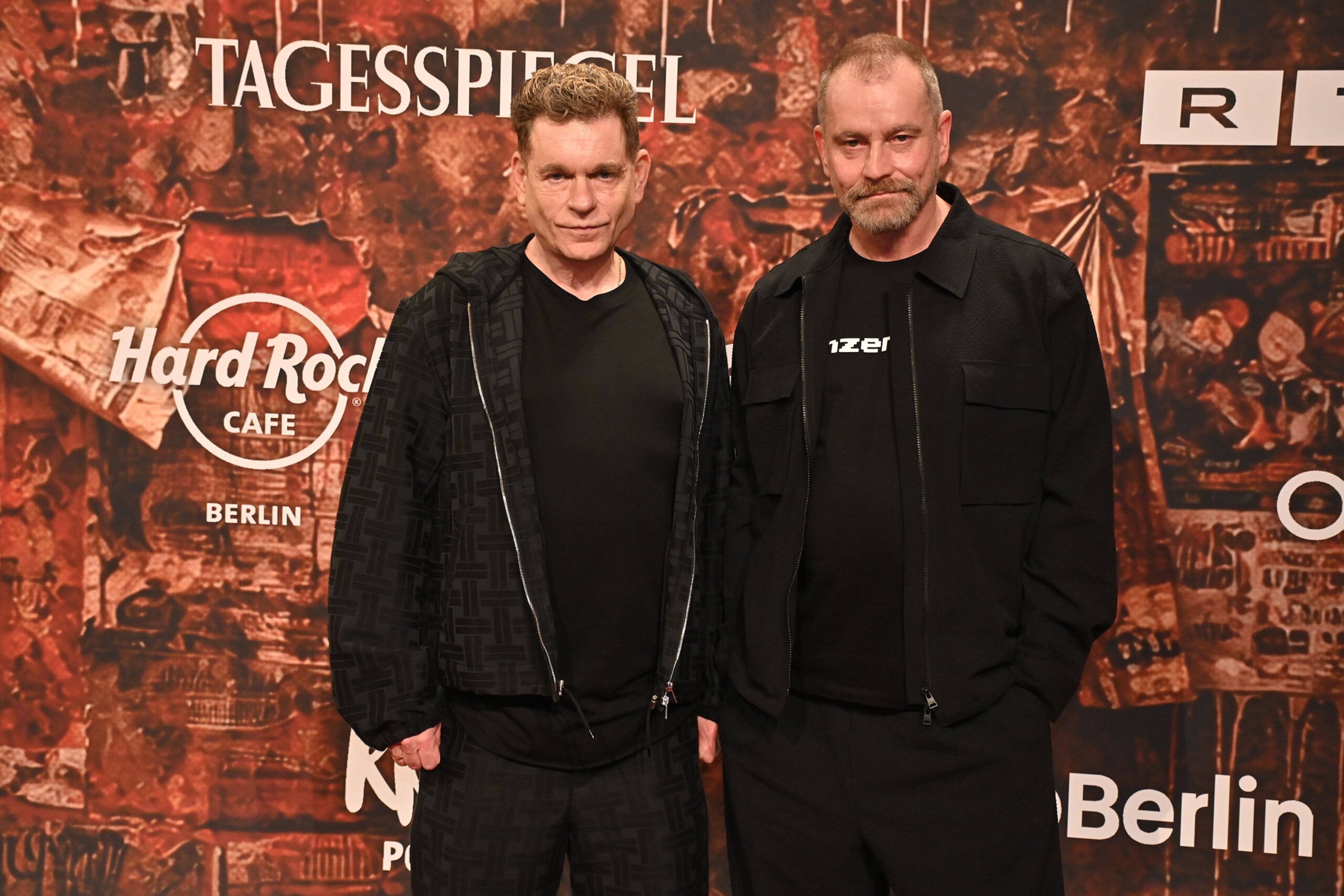 Peter Plate und Ulf Leo Sommer stehen nebeneinander bei einer Musical-Premiere in Berlin