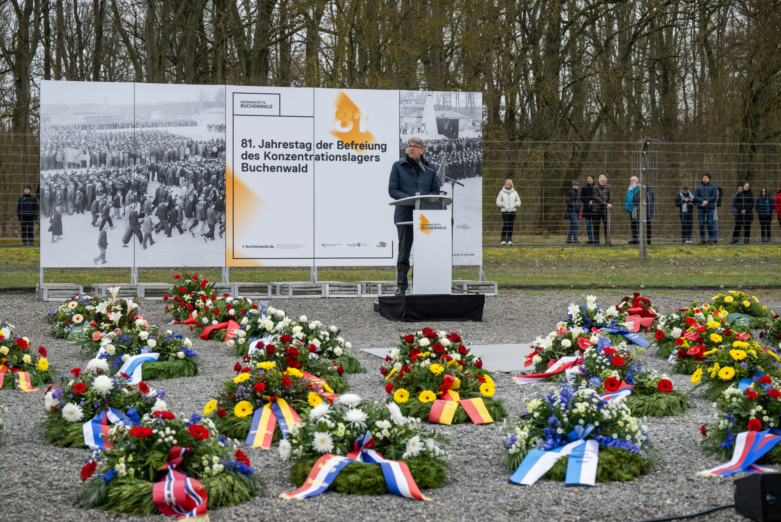 Hape Kerkeling hält eine Rede bei der Gedenkveranstaltung zum Jahrestag der Befreiung des KZ Buchenwald