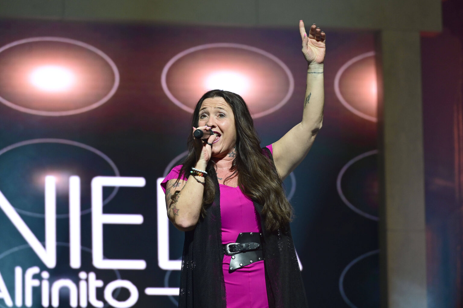 Daniela Alfinito singt live auf der Bühne bei einem Konzert in Löbau