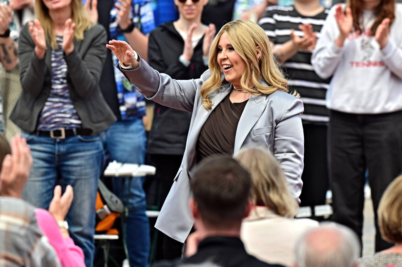 Maite Kelly lächelt in die Kamera beim ZDF Fernsehgarten in Mainz