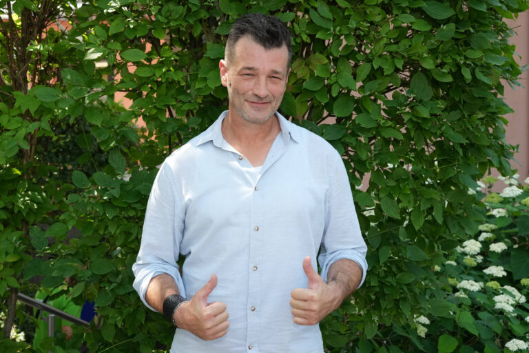 Achim Petry lächelt im ZDF-Fernsehgarten in Mainz.