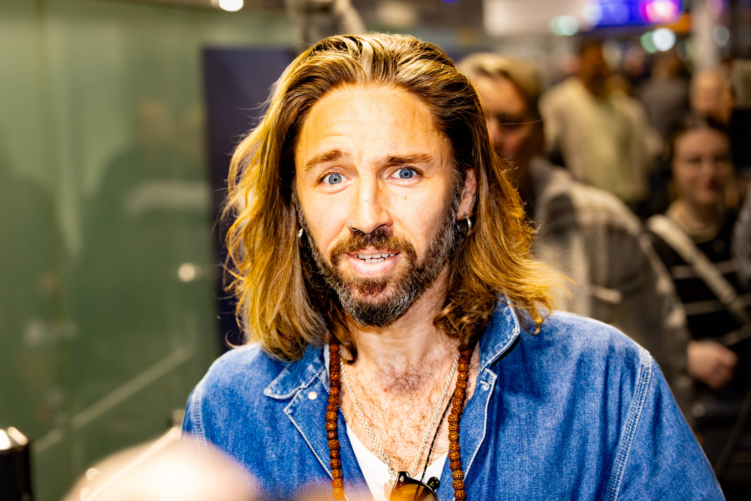 Gil Ofarim, frisch gekrönter Dschungelkönig, bei der Ankunft am Flughafen Frankfurt