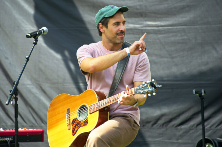 Max Giesinger live auf der Bühne bei einem Konzert seiner Sommer-Open-Air-Tour