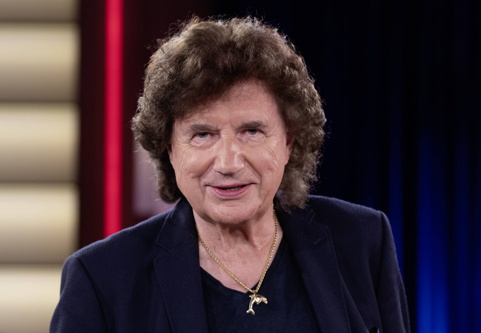 Olaf der Flipper lächelt während einer TV-Aufzeichnung im Studio