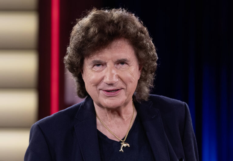 Olaf der Flipper lächelt während einer TV-Aufzeichnung im Studio