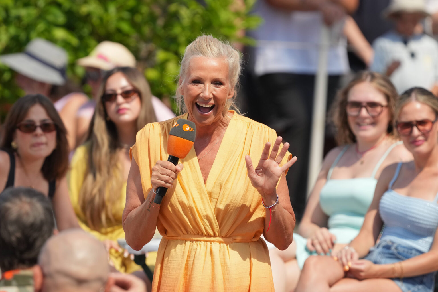 Andrea Kiewel moderiert den ZDF-Fernsehgarten in der 90er-Party-Ausgabe