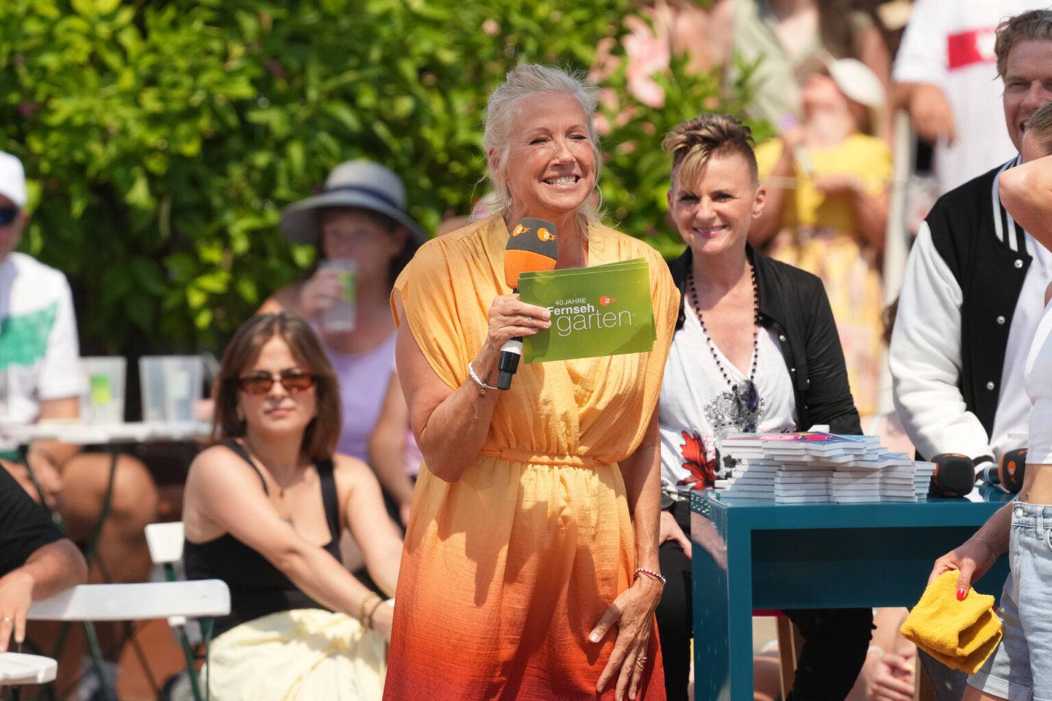 Andrea Kiewel moderiert den ZDF-Fernsehgarten bei der 90er-Party-Ausgabe in Mainz