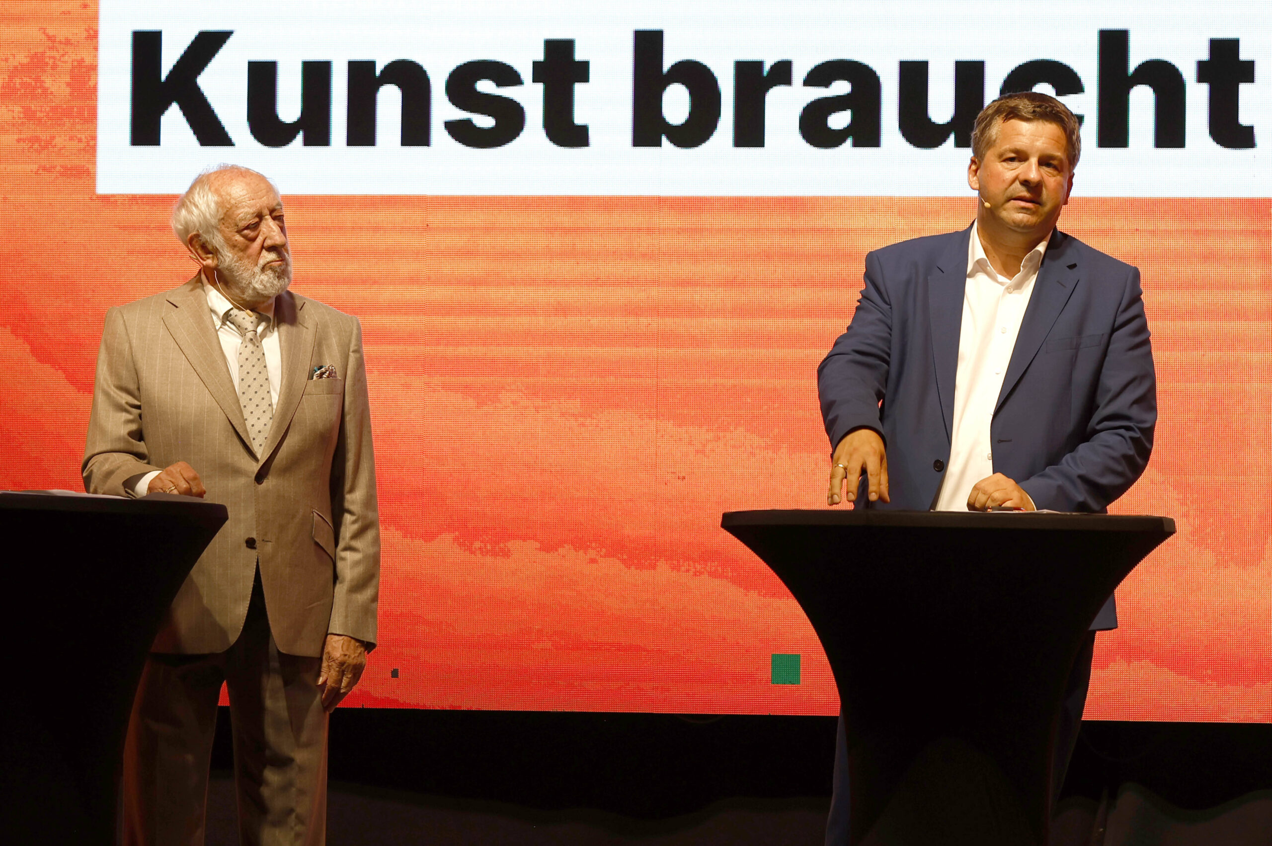 Dieter Hallervorden und Sven Schulze im Gespräch auf einer Bühne