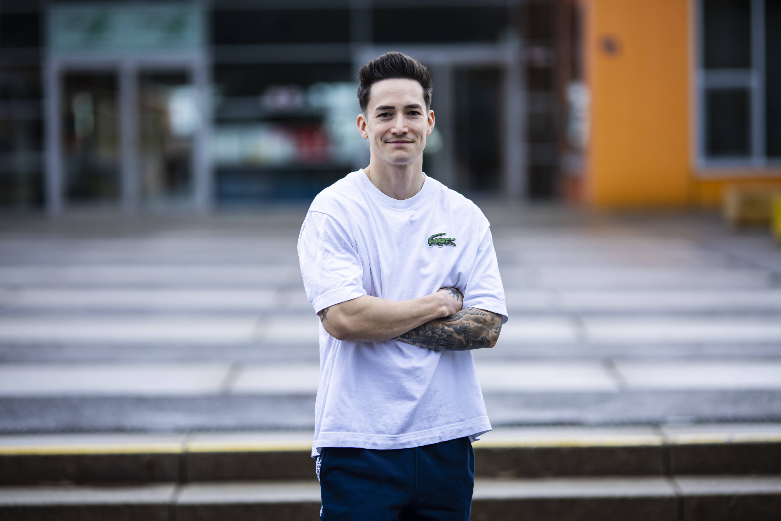 Marcel Nguyen bei einem Fotoshooting in Unterhaching