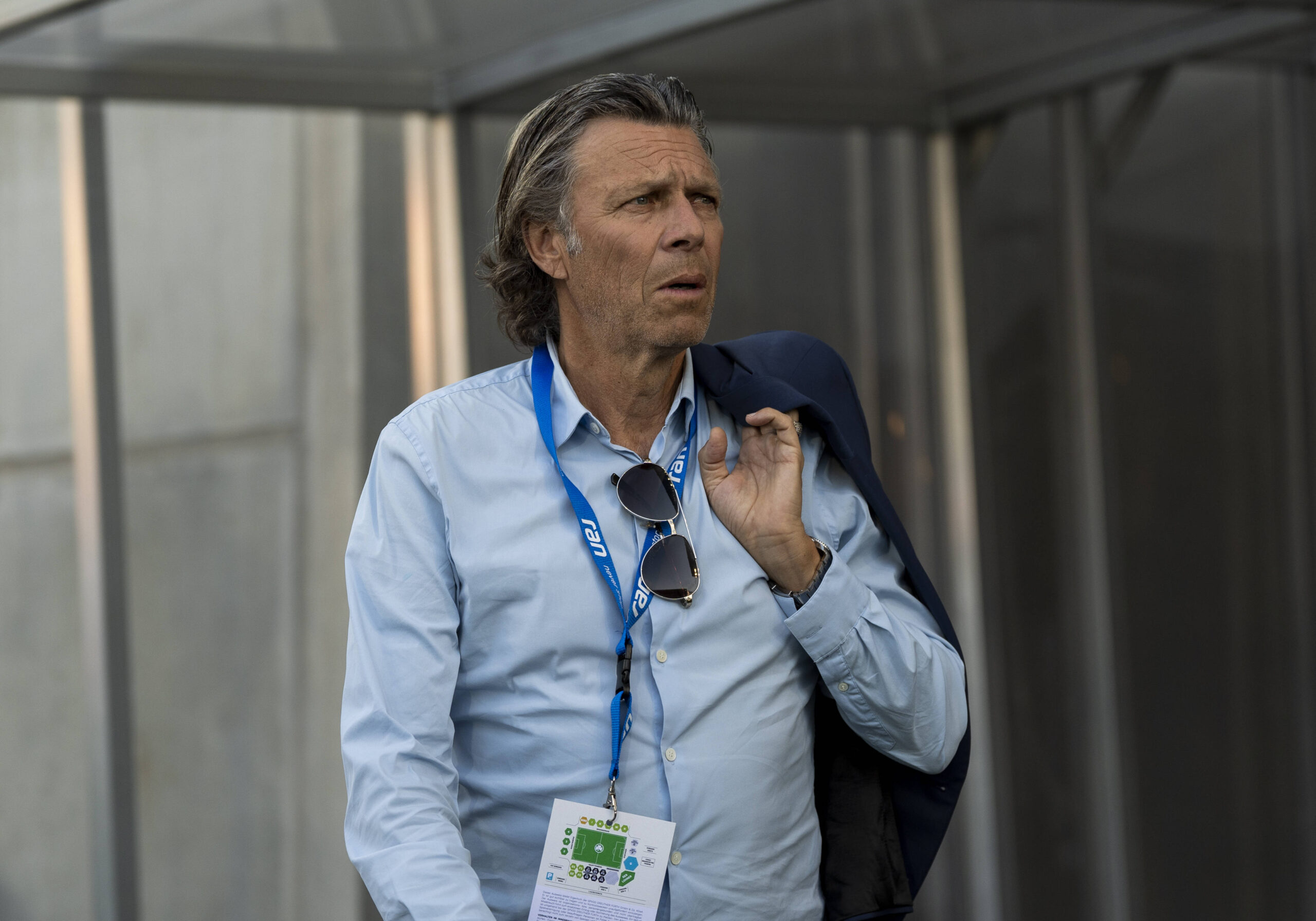 Schiedsrichter-Experte Urs Meier bei einem Bundesliga-Relegationsspiel