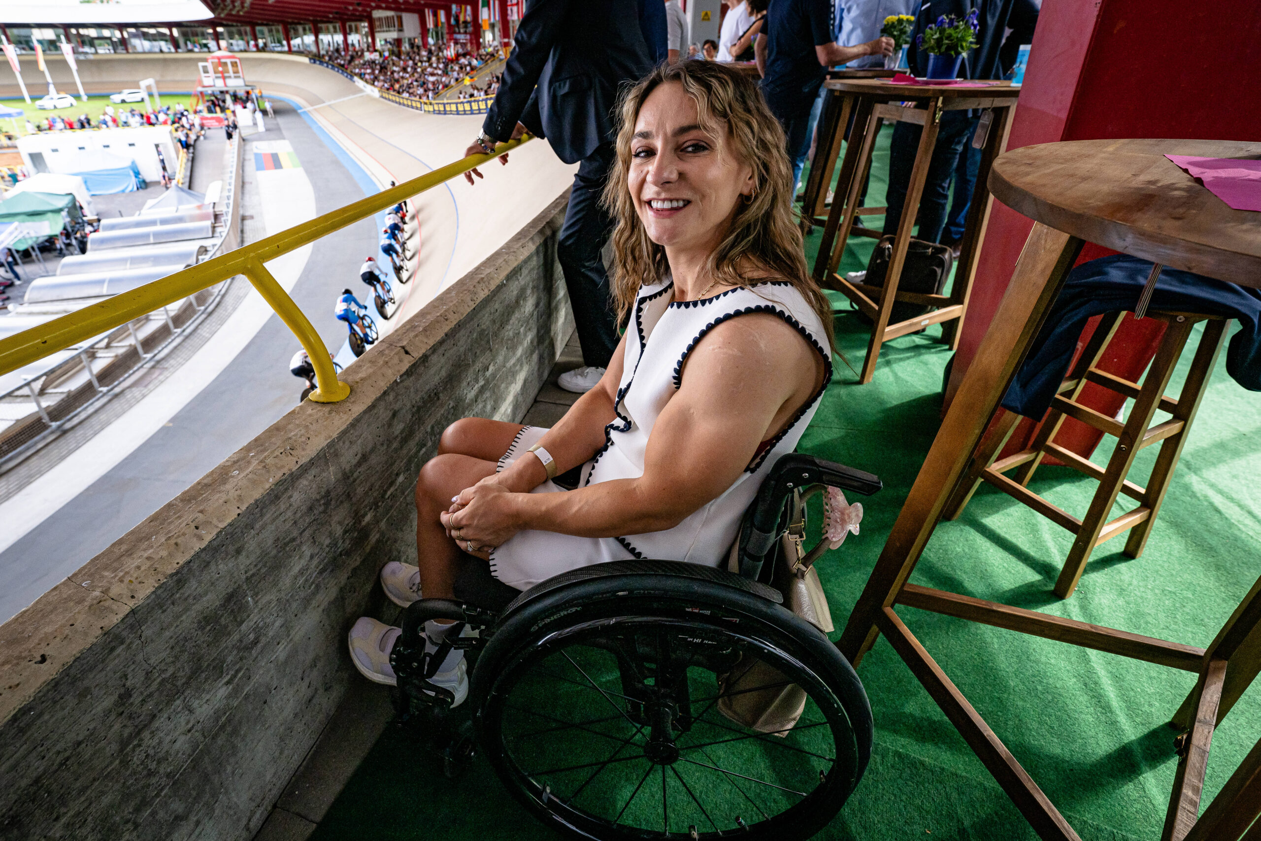 Kristina Vogel im Rollstuhl bei einer Bahnrad-Veranstaltung in Cottbus
