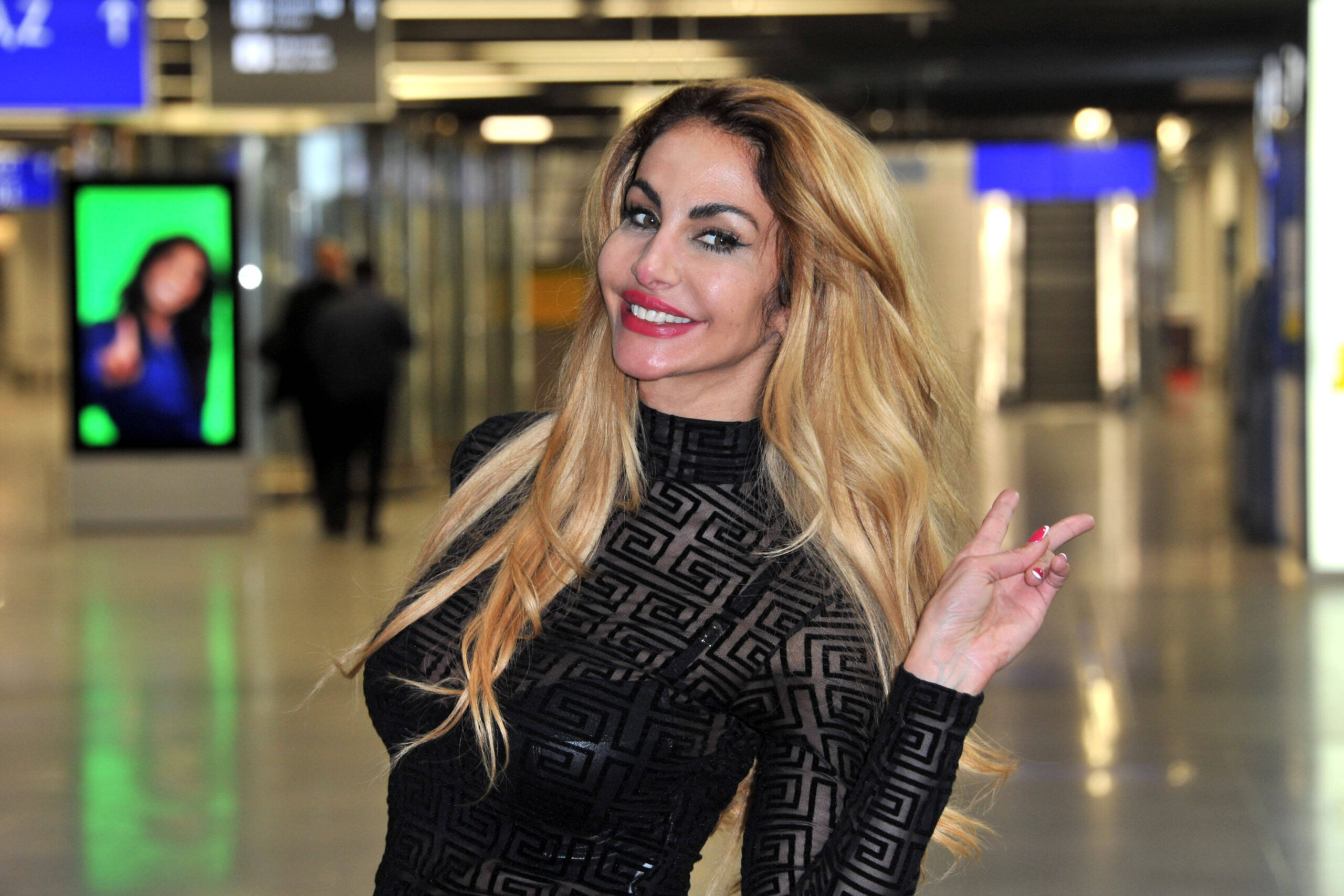 Janina Youssefian bei der Abreise zum Dschungelcamp 2022 am Flughafen Frankfurt