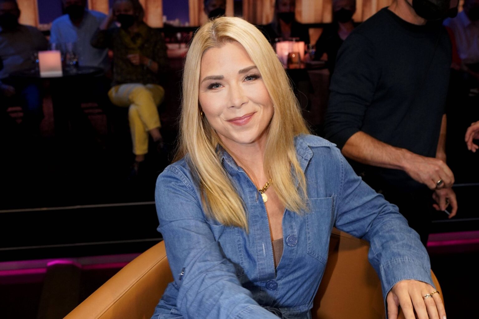 Tanja Szewczenko lächelt bei einem TV-Termin in Berlin in die Kamera