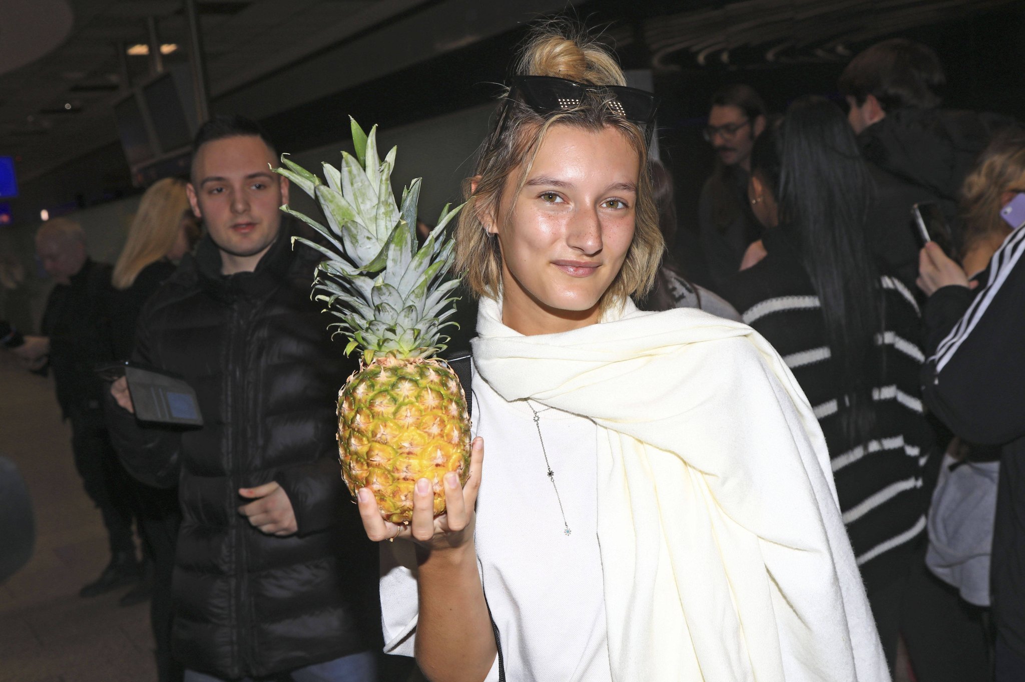 Anya Elsner bei ihrer Rückkehr aus dem Dschungelcamp am Flughafen Frankfurt