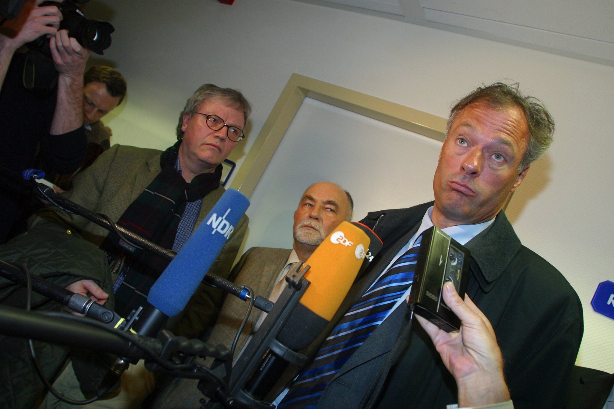 Ronald Barnabas Schill spricht 2003 als Landesvorsitzender der Schill-Partei vor der Presse in Berlin
