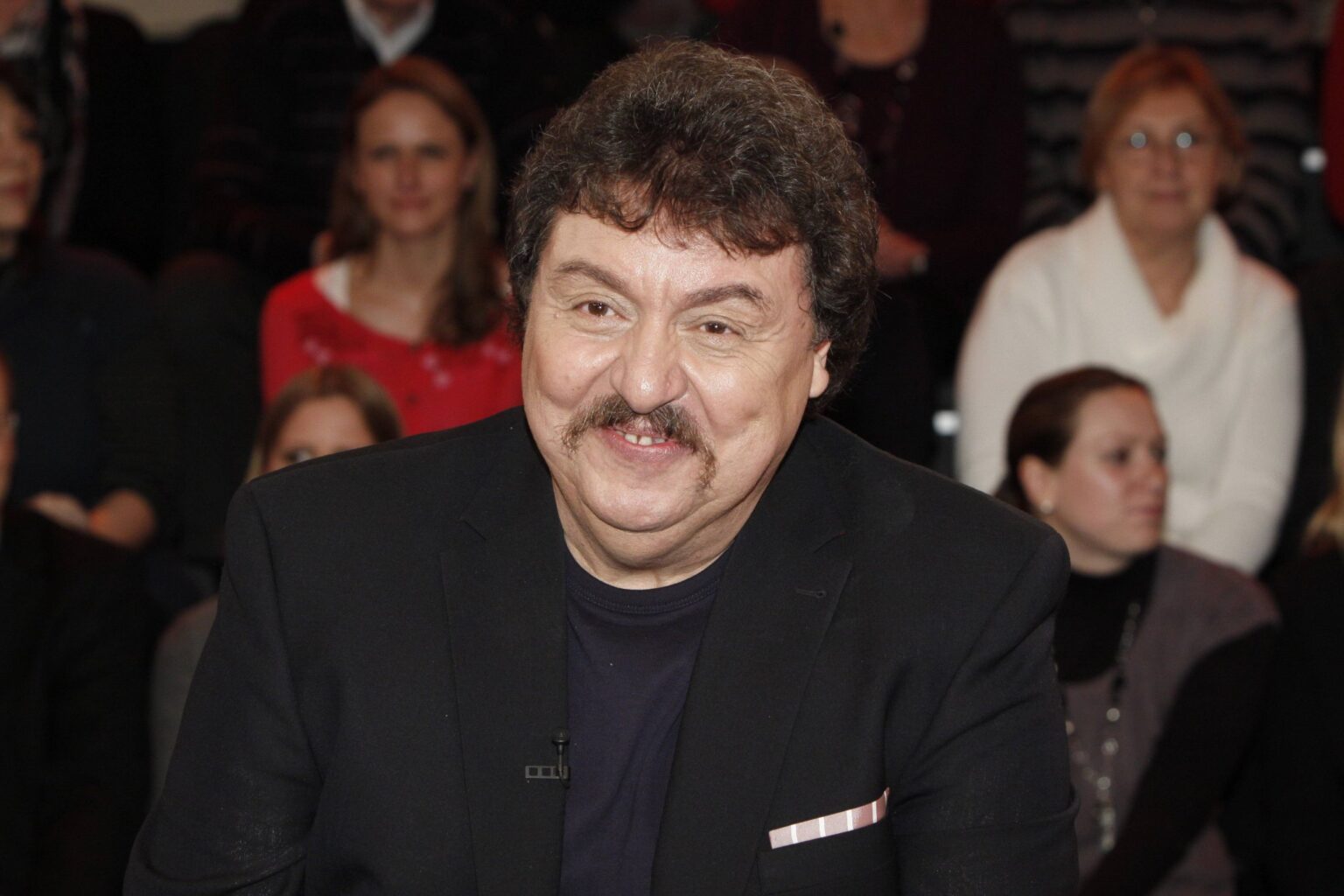 Achim Mentzel lächelt in die Kamera – der Entertainer sprach offen über seine Zeit im Westen